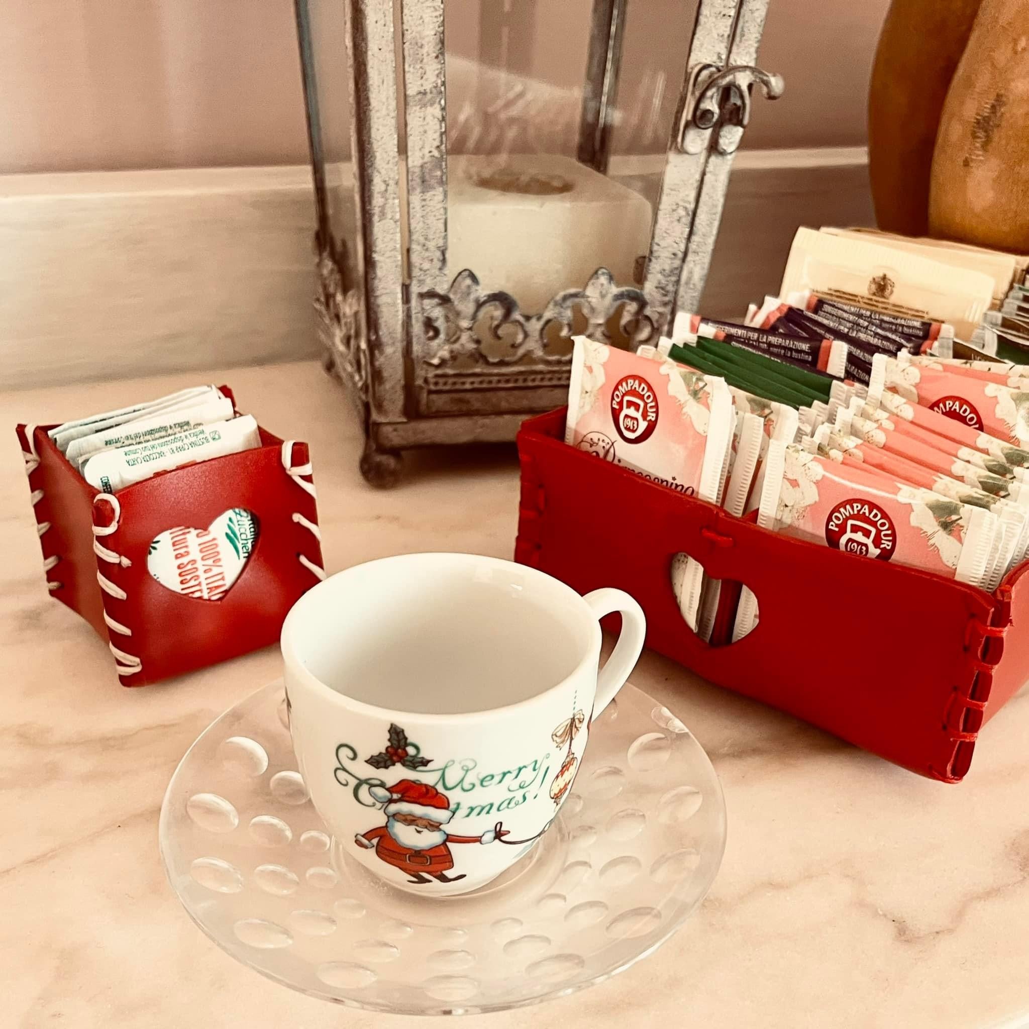 Accessori artigianali in pelle rossa per la casa con porta bustine e porta zucchero decorativi su tavolo