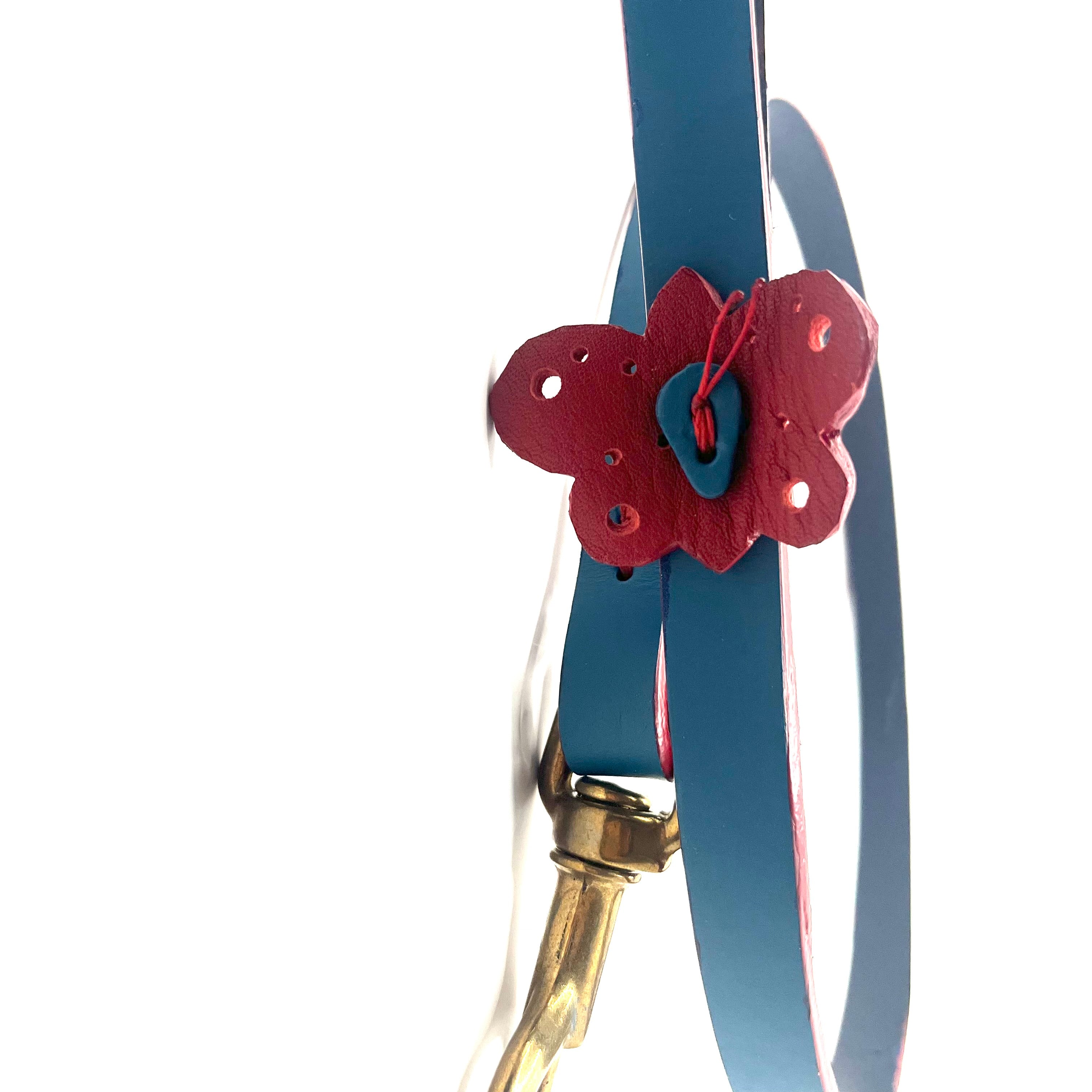 Guinzaglio in pelle blu con decorazione a fiore rosso accessori artigianali in pelle per animali