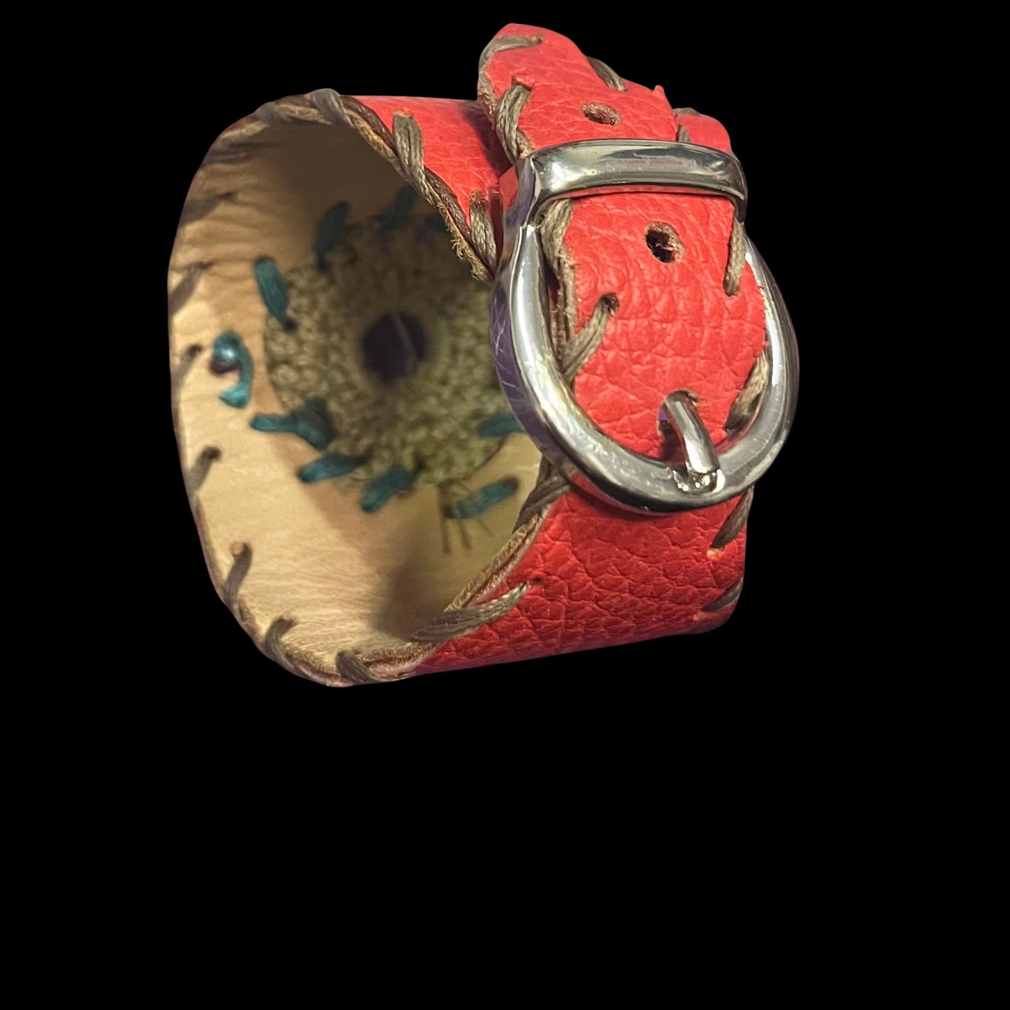 Bracciale artigianale in pelle e uncinetto arancio corallo,uncinetto beige cuciture turchese.