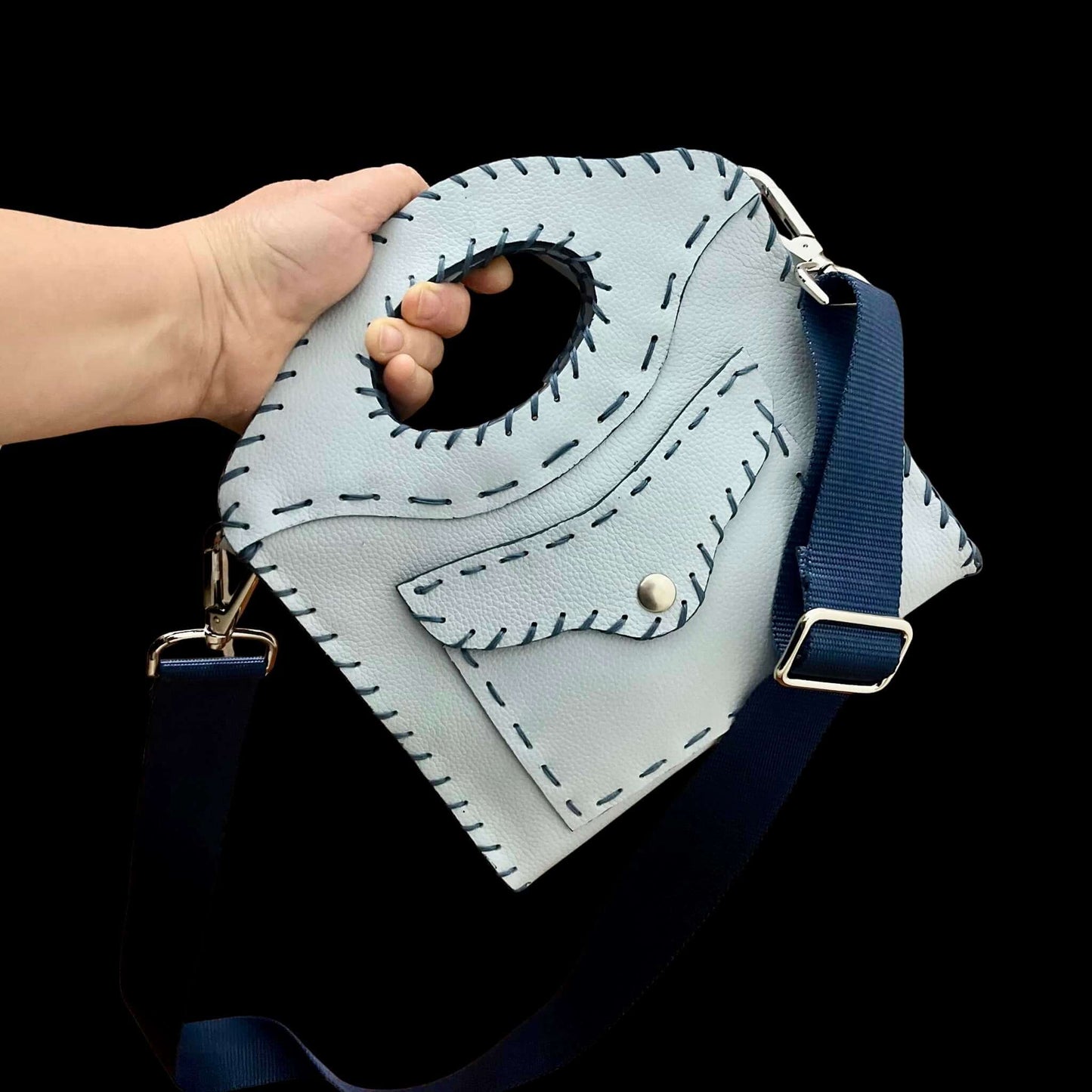 Tracolla Lilly in pelle. Handcrafted bag with shaped handle.