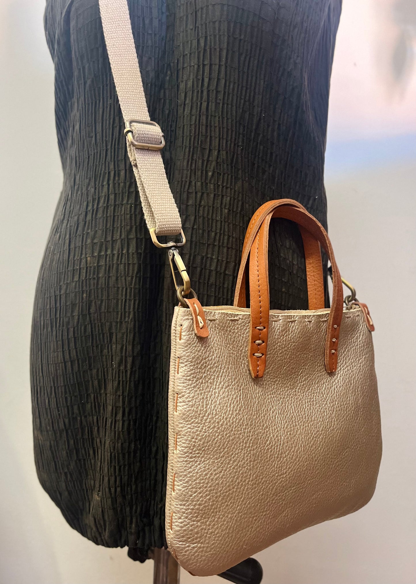 Borsa tracolla artigianale in pelle oro bottalata.Trilly con manici in cuoio.