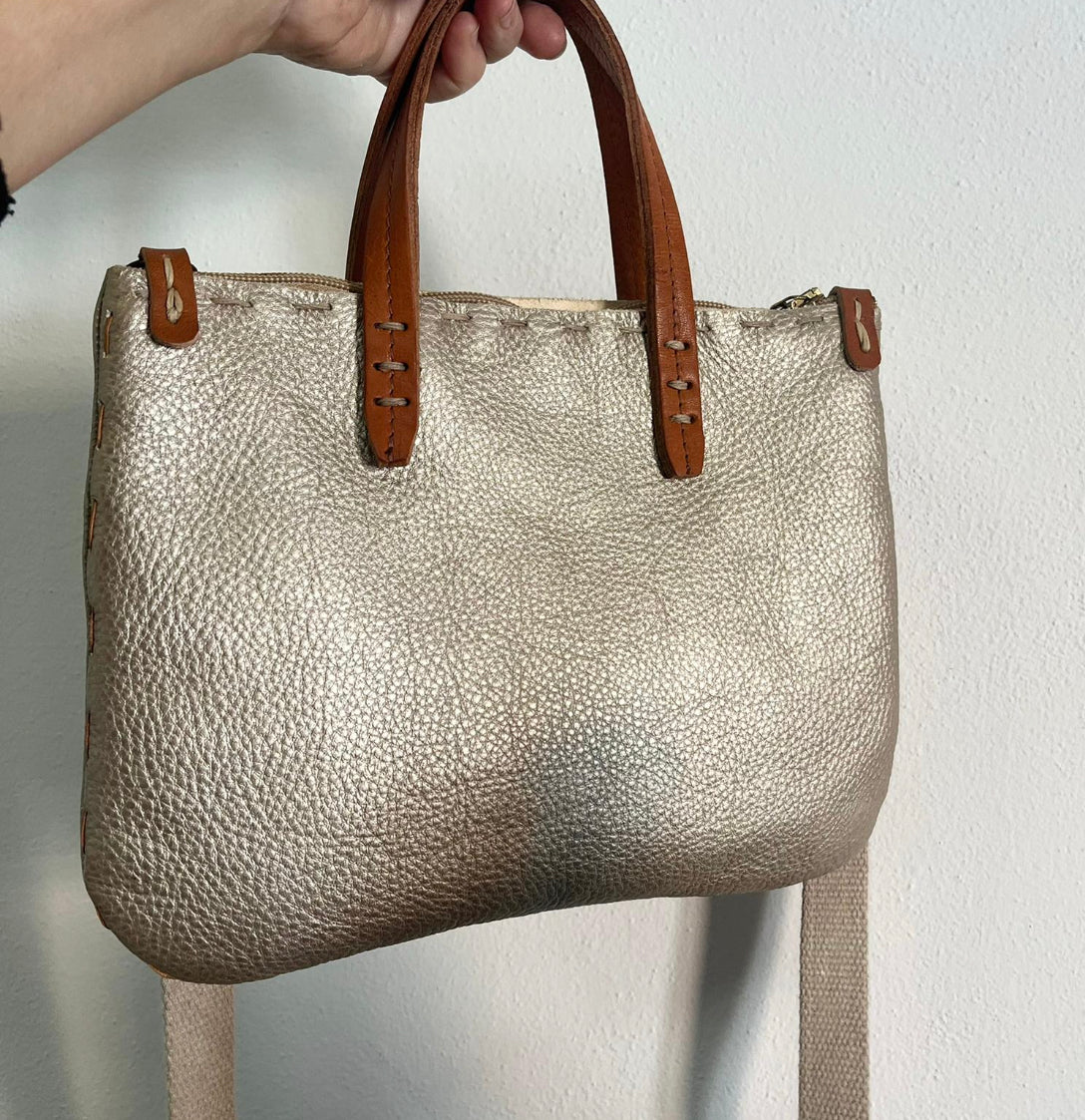 Borsa tracolla artigianale in pelle oro bottalata.Trilly con manici in cuoio.