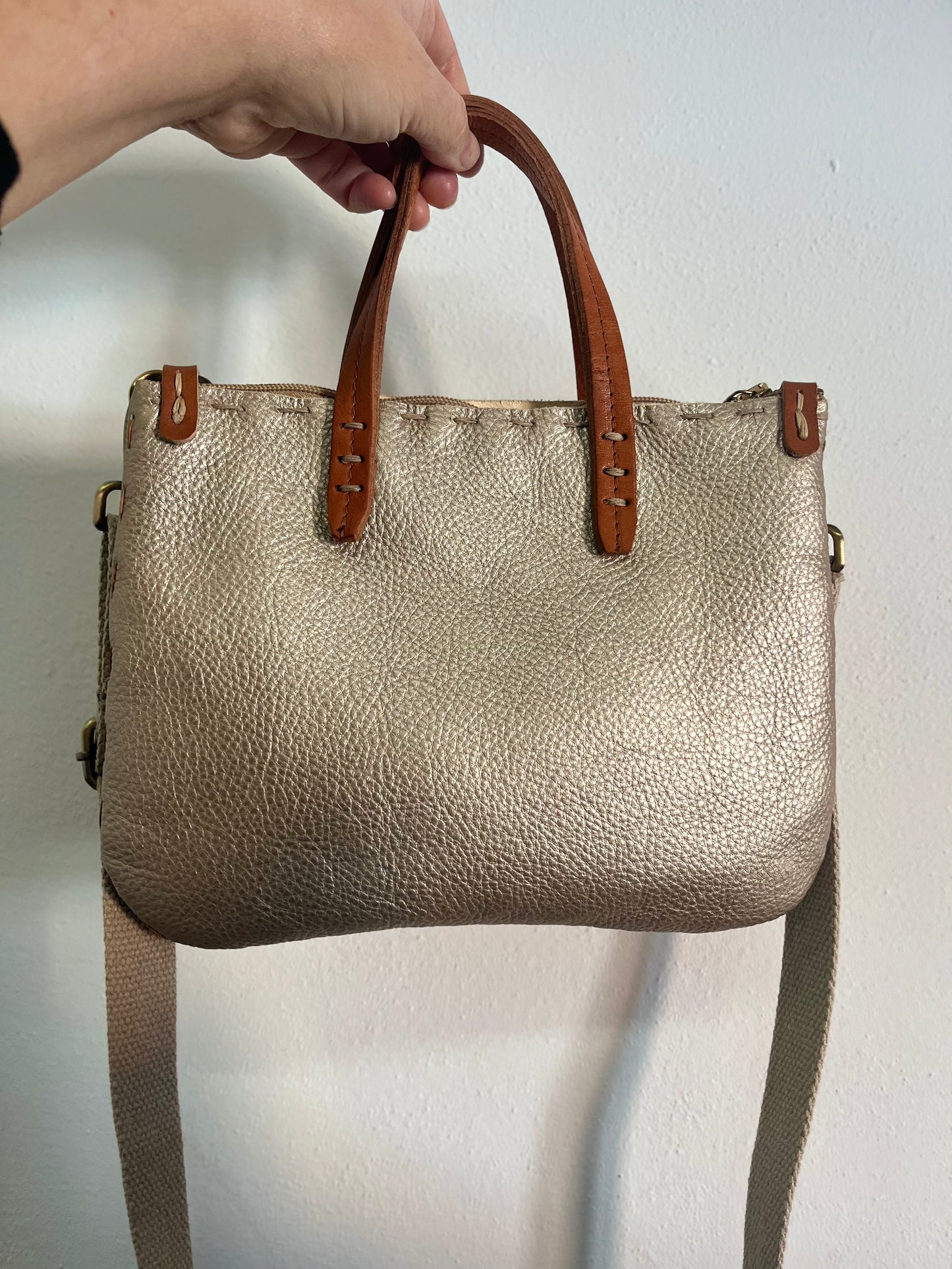Borsa tracolla artigianale in pelle oro bottalata.Trilly con manici in cuoio.