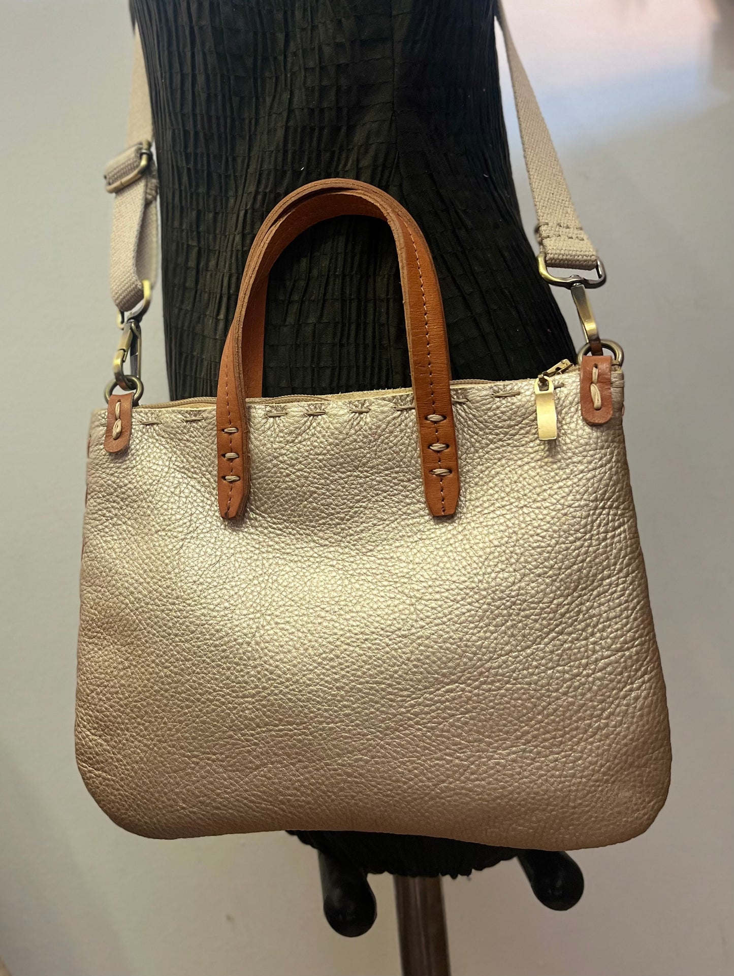 Borsa tracolla artigianale in pelle oro bottalata.Trilly con manici in cuoio.