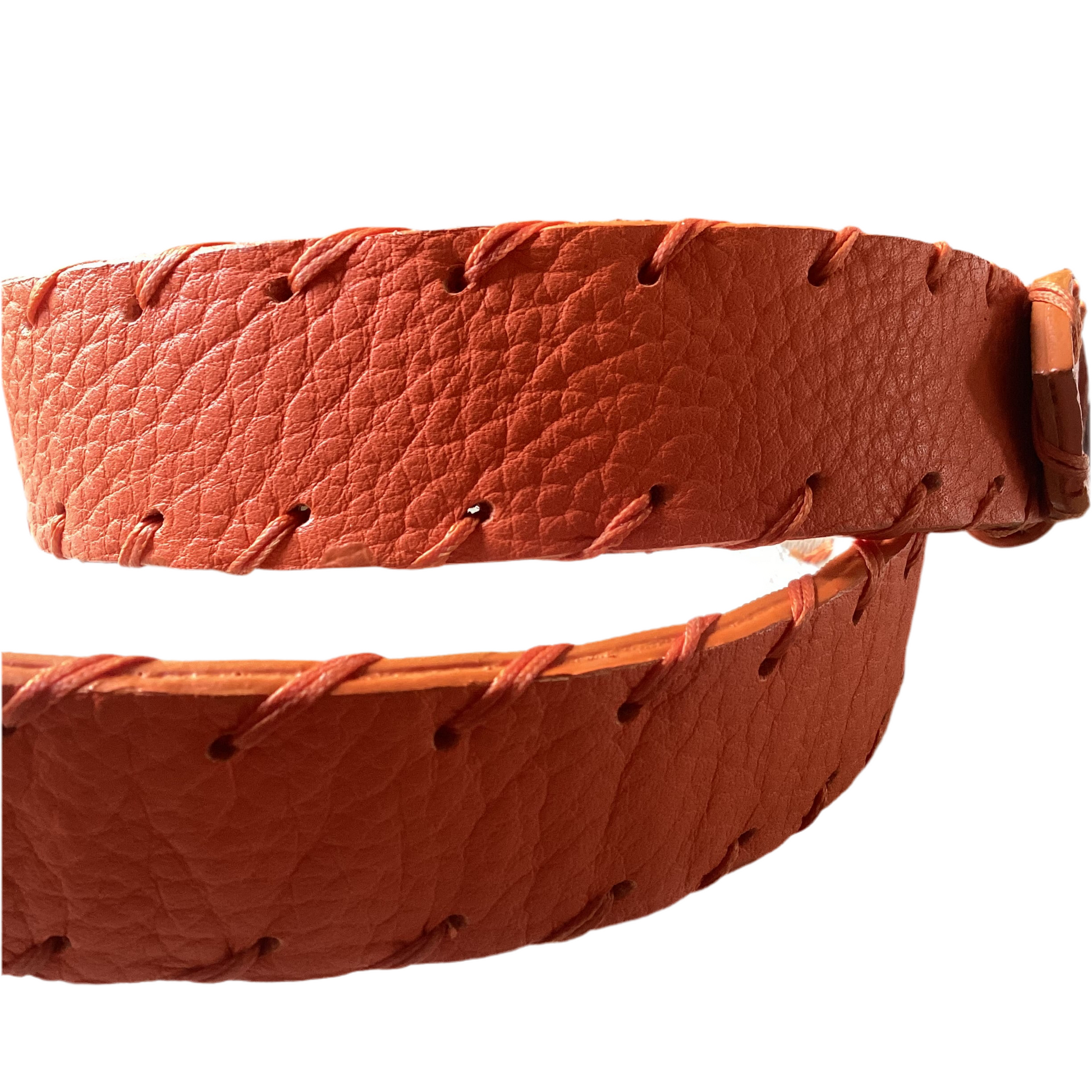Cintura artigianale arancione in pelle con cuciture a vista per un look unico e versatile