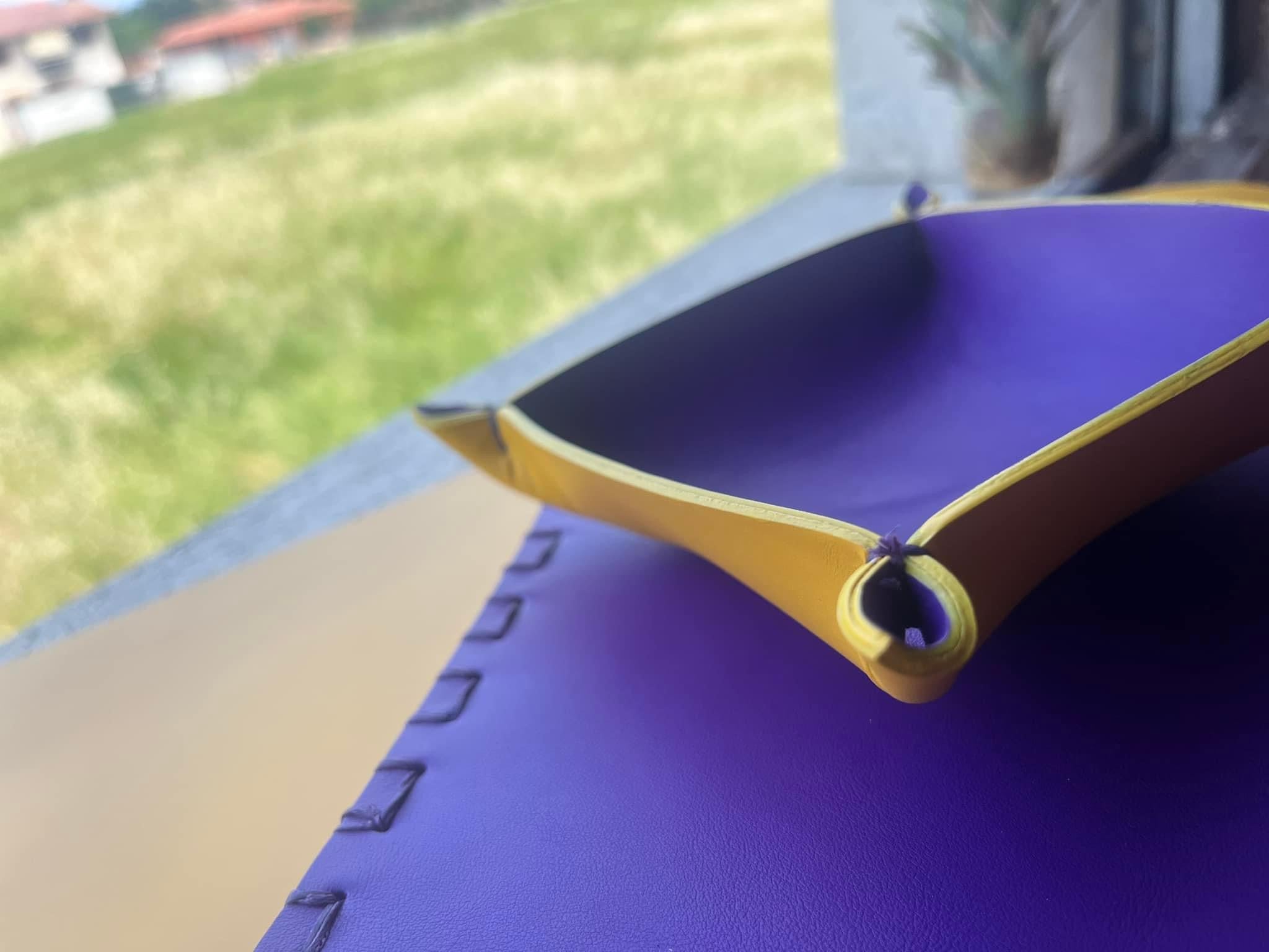 Accessori ufficio artigianali in pelle viola e gialla con dettagli rifiniti per scrivania elegante