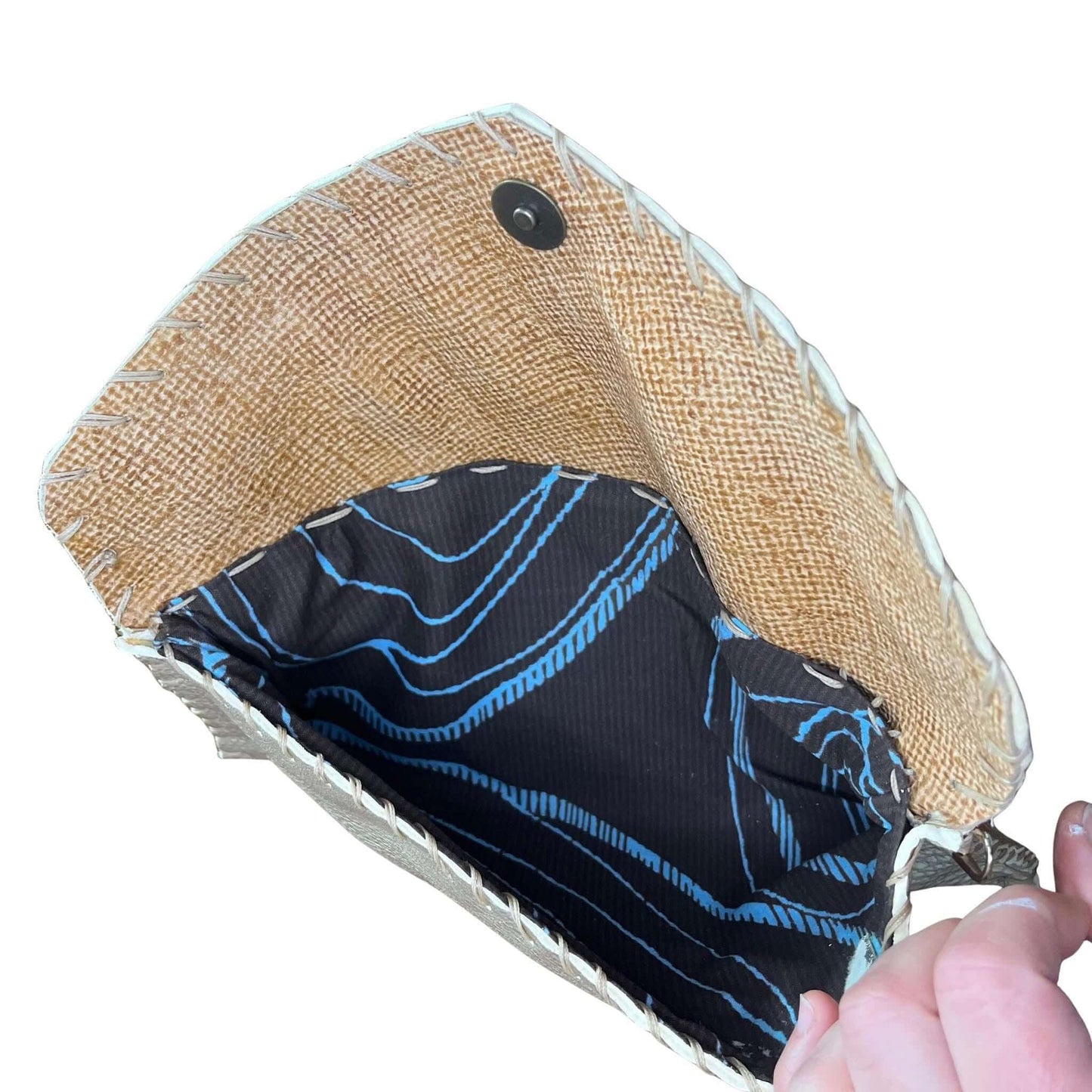 Pochette artigianale in pelle oro bottalata.