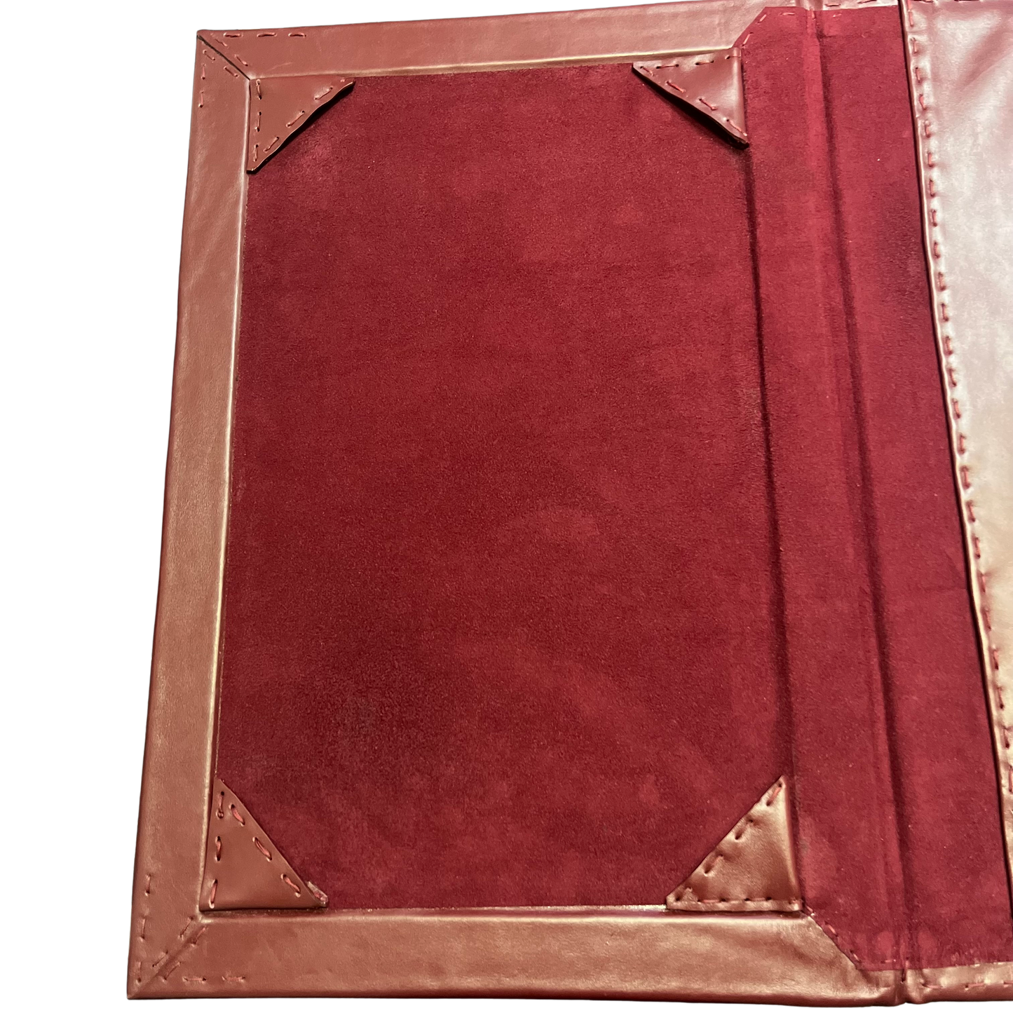 Sottomano in pelle con scomparto e nome personale dipinto a mano.In pelle su base rigida 53x35.Tasca interna.