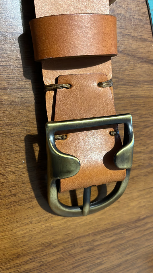 Cintura artigianale in cuoio,fibbia sagomata con alette h.4 cm