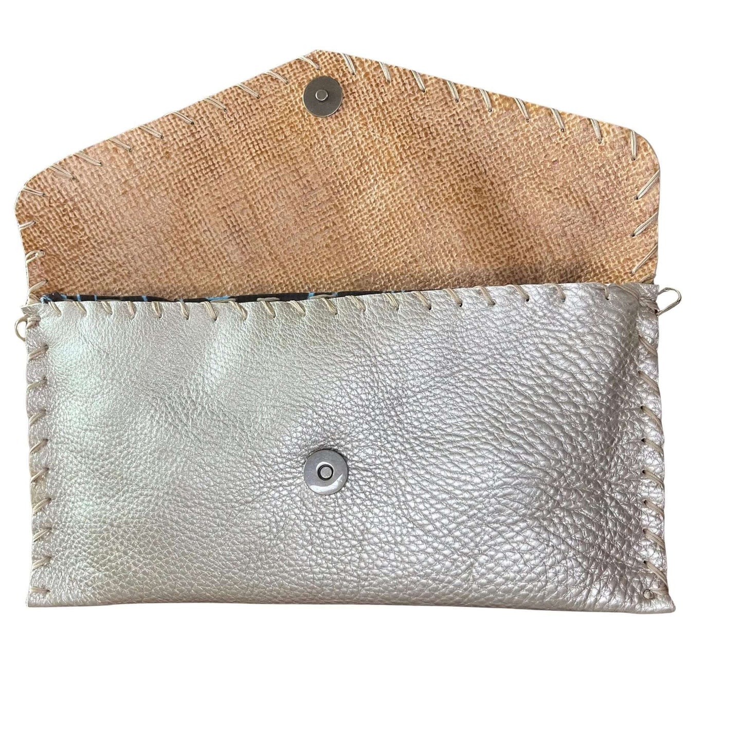 Pochette artigianale in pelle oro bottalata.
