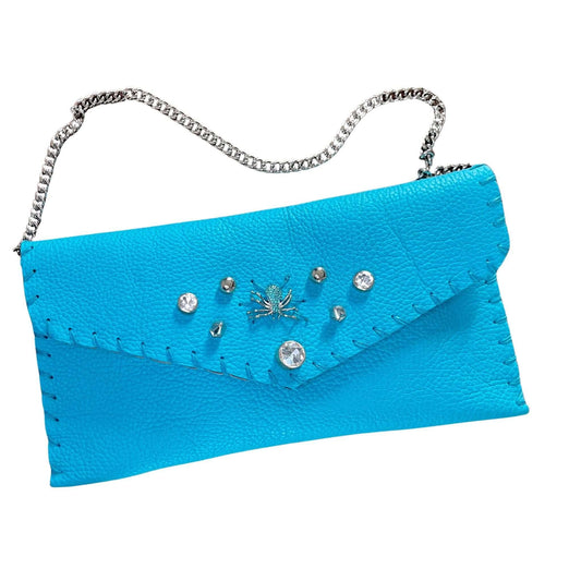 Pochette artigianale in pelle bottalata turchese.