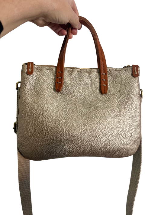 Borsa tracolla artigianale in pelle oro bottalata.Trilly con manici in cuoio.