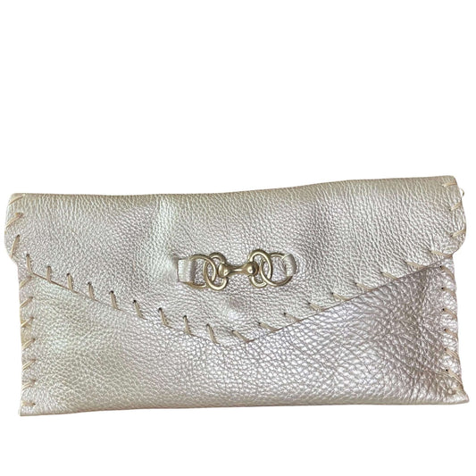Pochette artigianale in pelle oro bottalata.