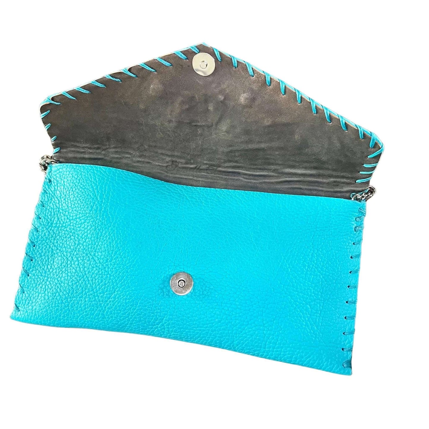 Pochette artigianale in pelle bottalata turchese.