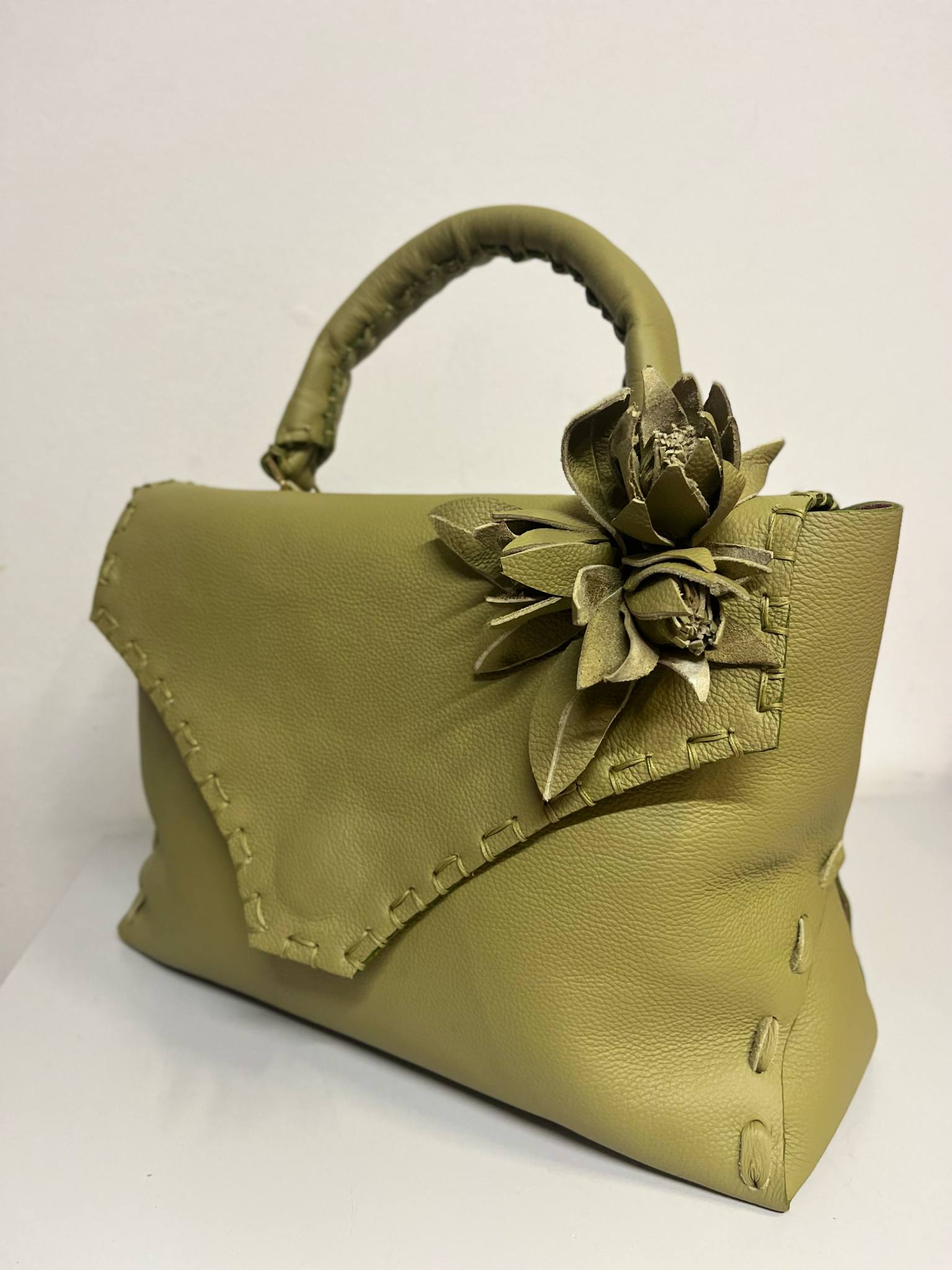 Borsa artigianale con fiori Protea in pelle verde oliva di Gemelle Toscane borse artigianali