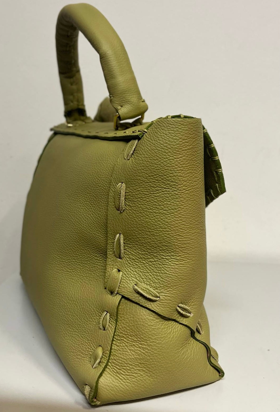 Borsa artigianale con fiori Protea in pelle verde con cuciture a mano e manico imbottito