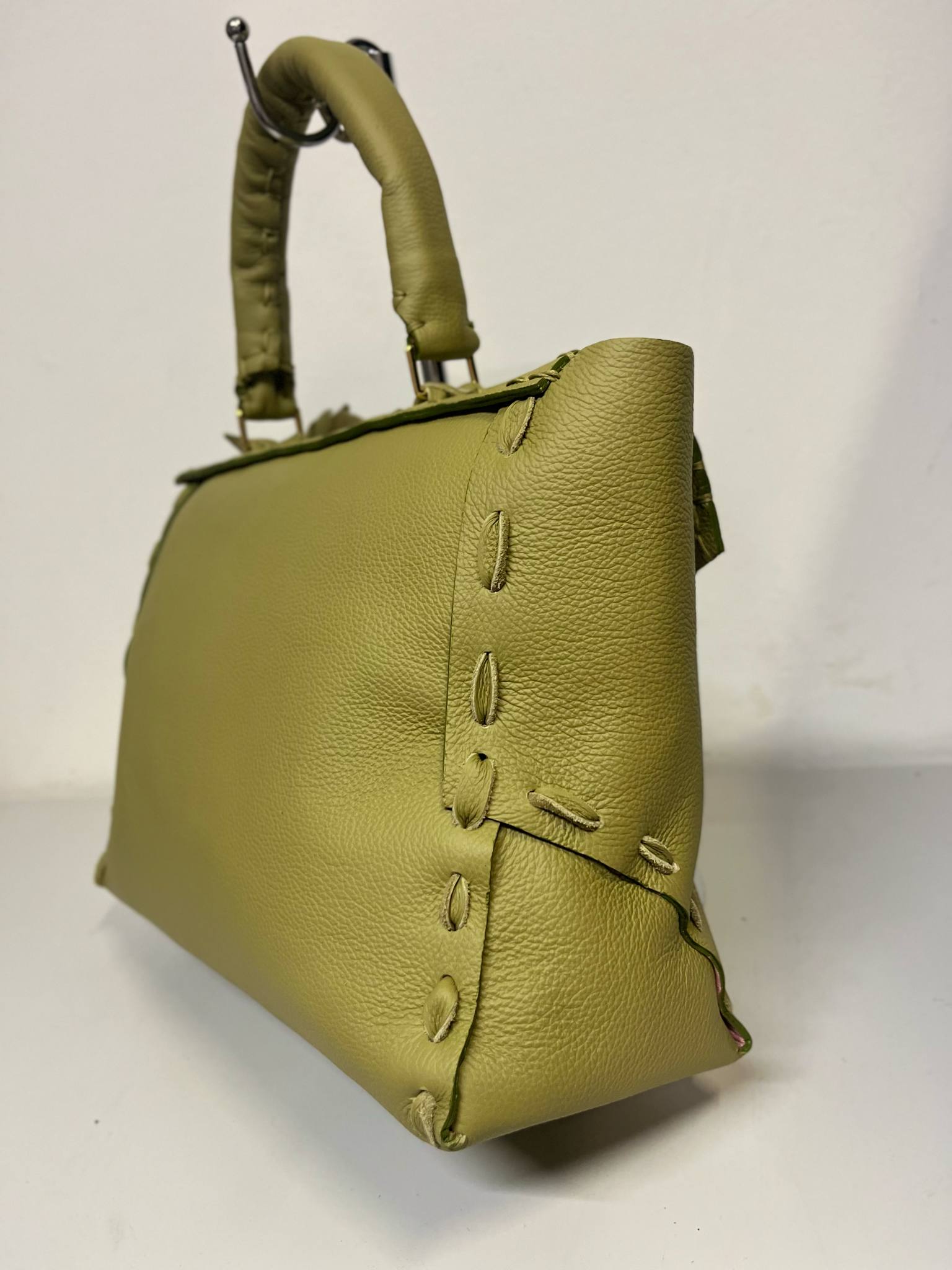 Borsa artigianale con fiori Protea color verde oliva in pelle con manico imbottito firmata Gemelle Toscane
