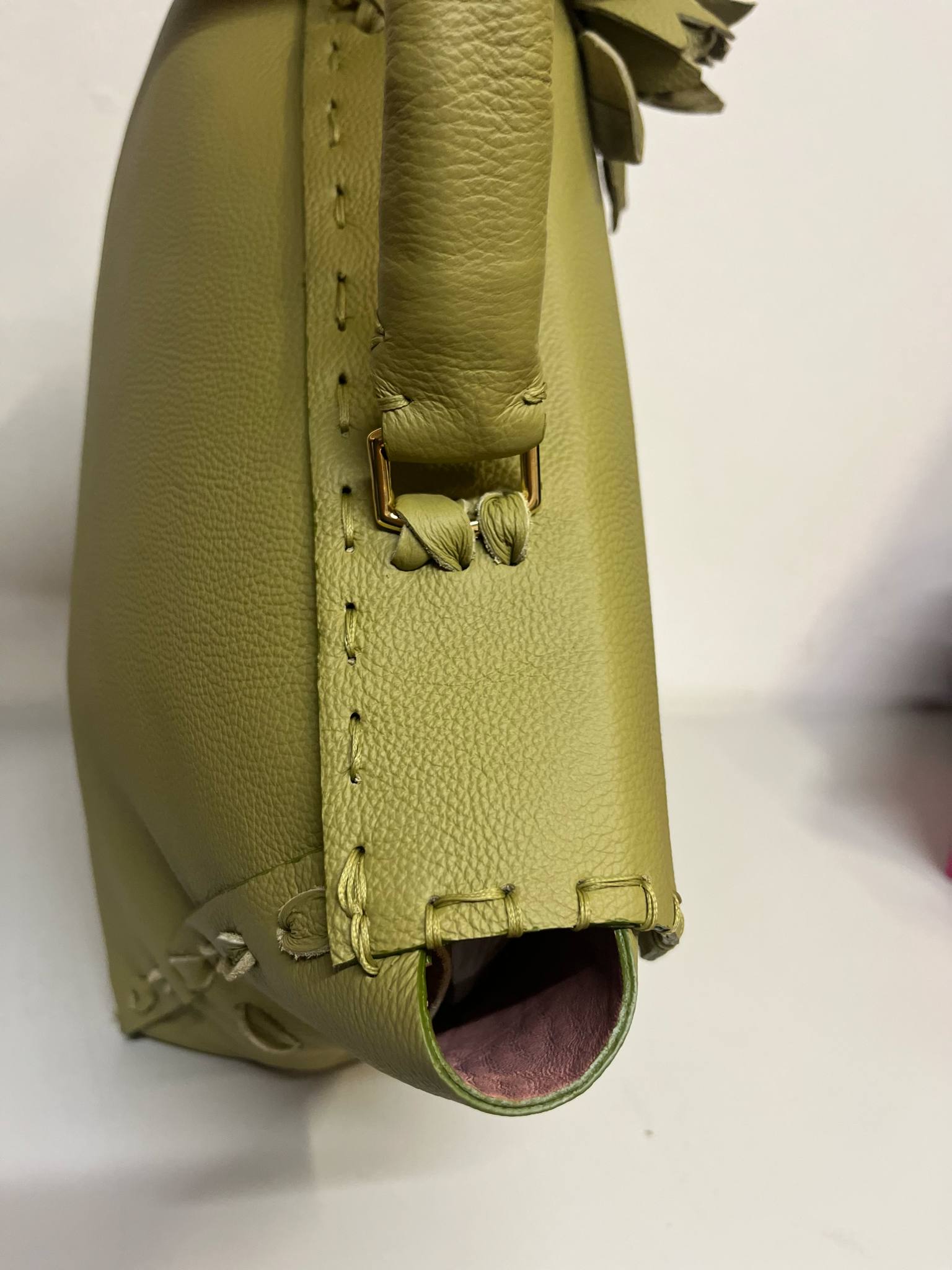 Borsa artigianale con fiori Protea in cuoio verde chiaro dettaglio interno e cuciture
