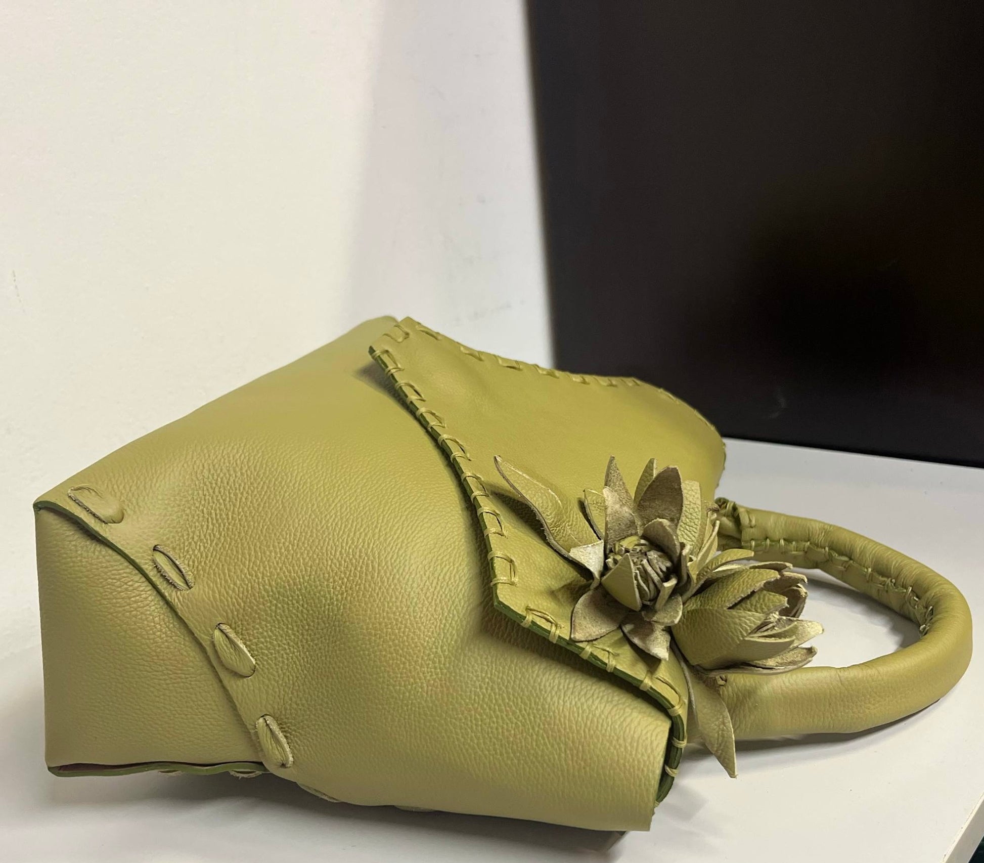 Borsa artigianale con fiori Protea in pelle verde oliva realizzata a mano da Gemelle Toscane