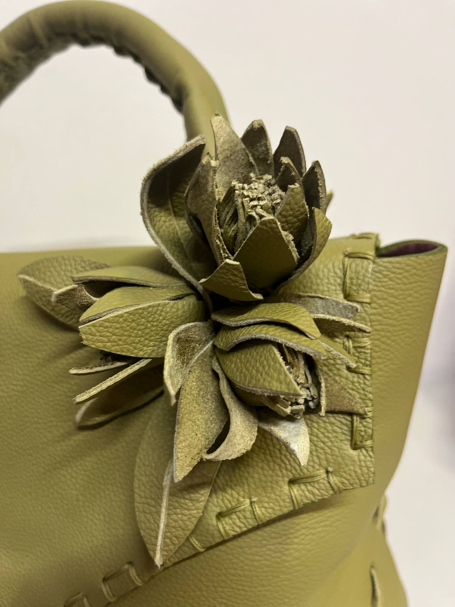 Borsa artigianale con fiori Protea in pelle verde realizzata a mano da Gemelle Toscane