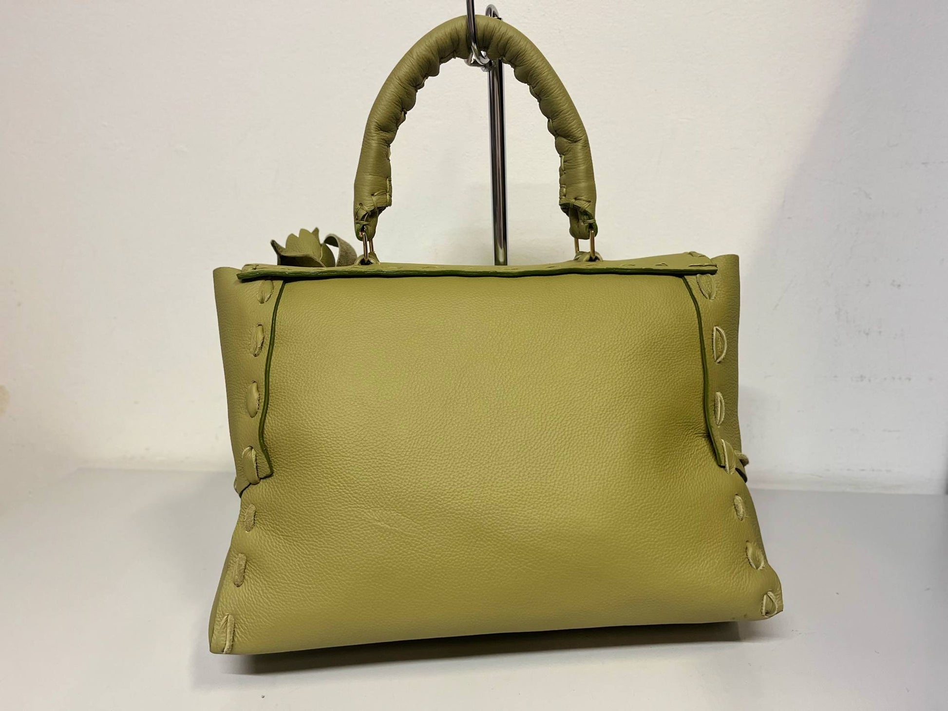 Borsa artigianale con fiori Protea verde oliva in pelle di Gemelle Toscane borse artigianali