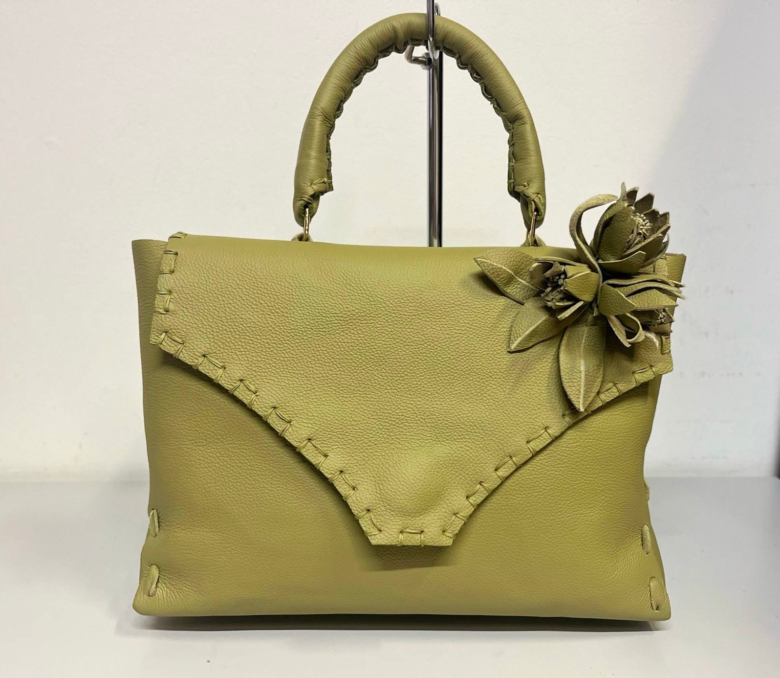Borsa artigianale con fiori Protea in pelle verde oliva by Gemelle Toscane borse artigianali
