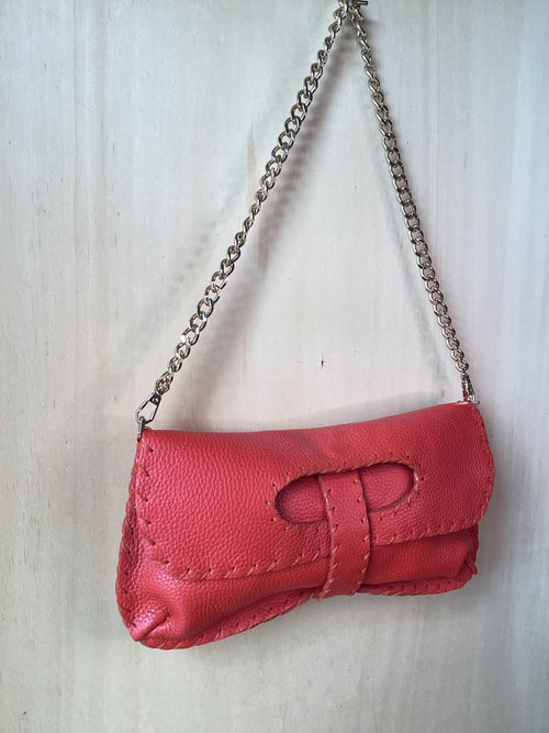 Borsa artigianale in pelle color coccio con tracolla a catena e design cucito a mano