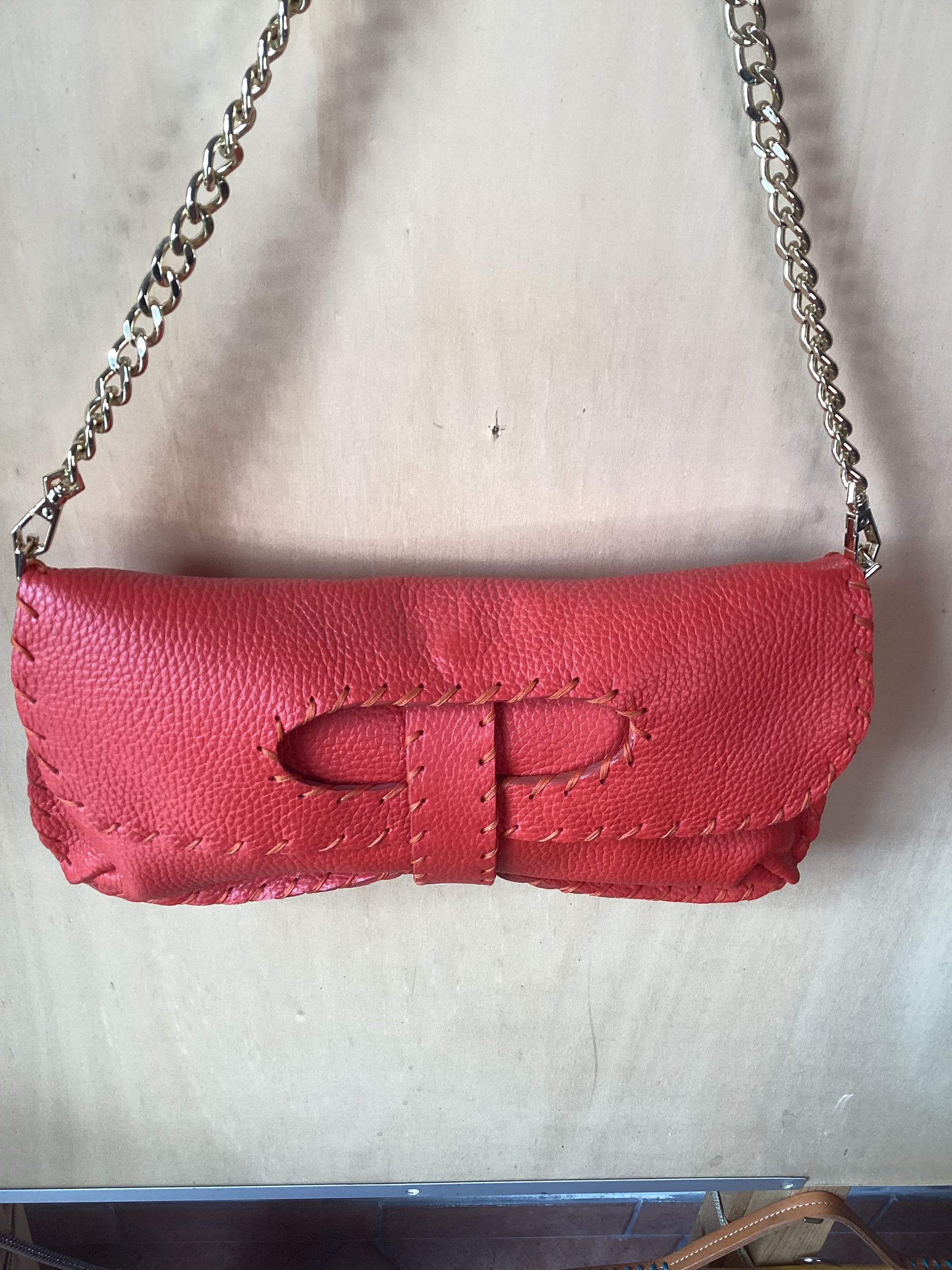 Borsa artigianale in pelle color coccio con tracolla a catena di Gemelle Toscane borse artigianali