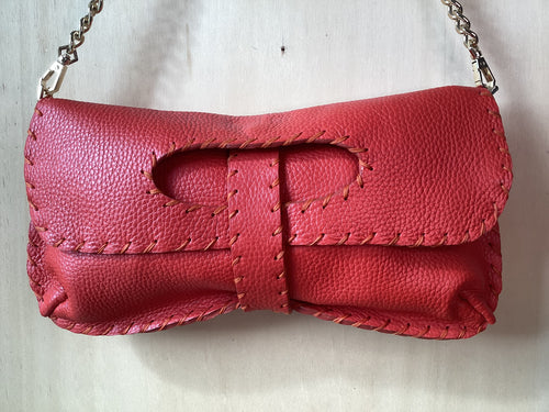 Borsa artigianale in pelle color coccio con chiusura a patta e dettagli di cuciture a mano