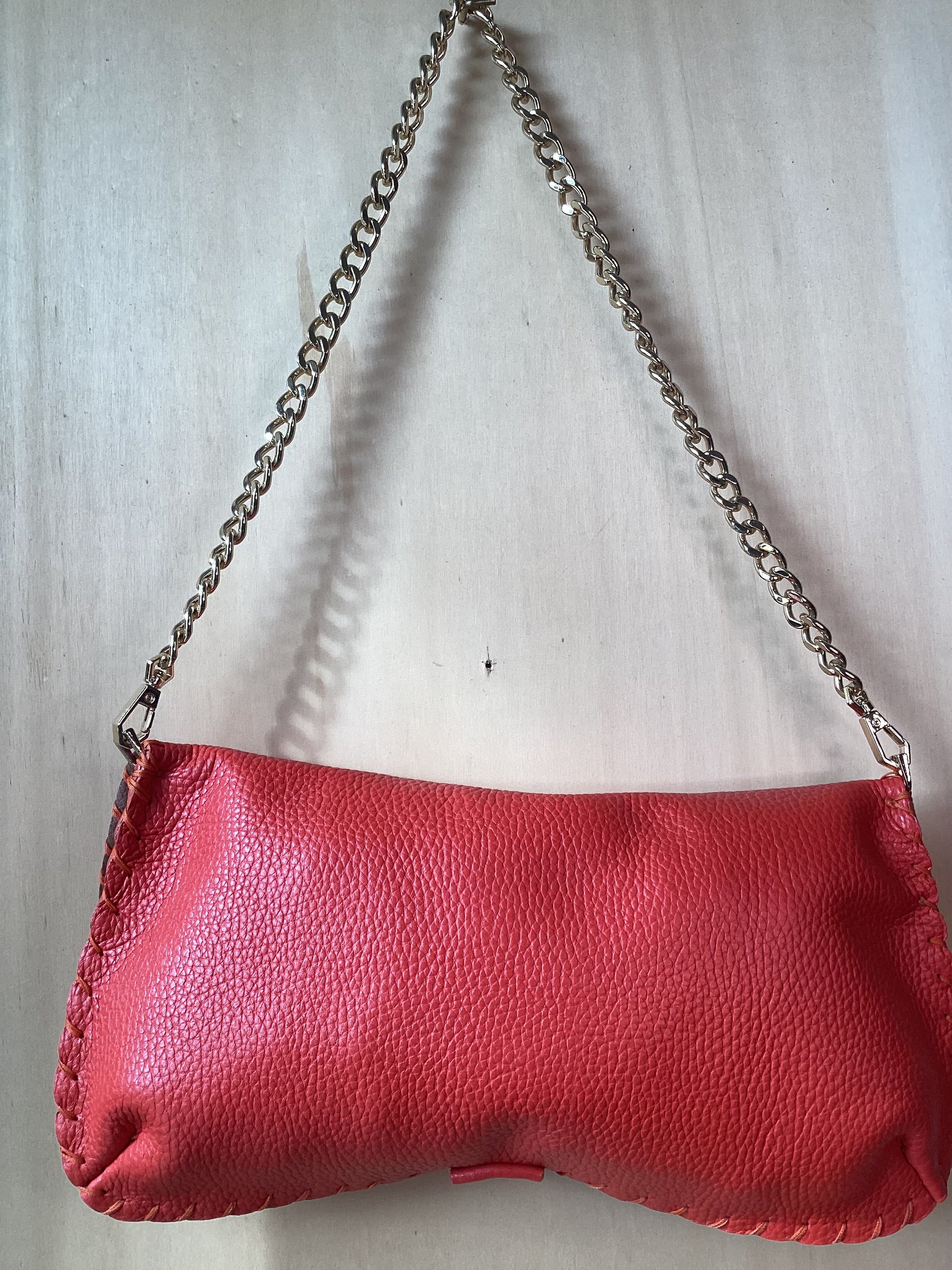 Borsa artigianale in pelle color coccio con tracolla a catena di Gemelle Toscane borse artigianale