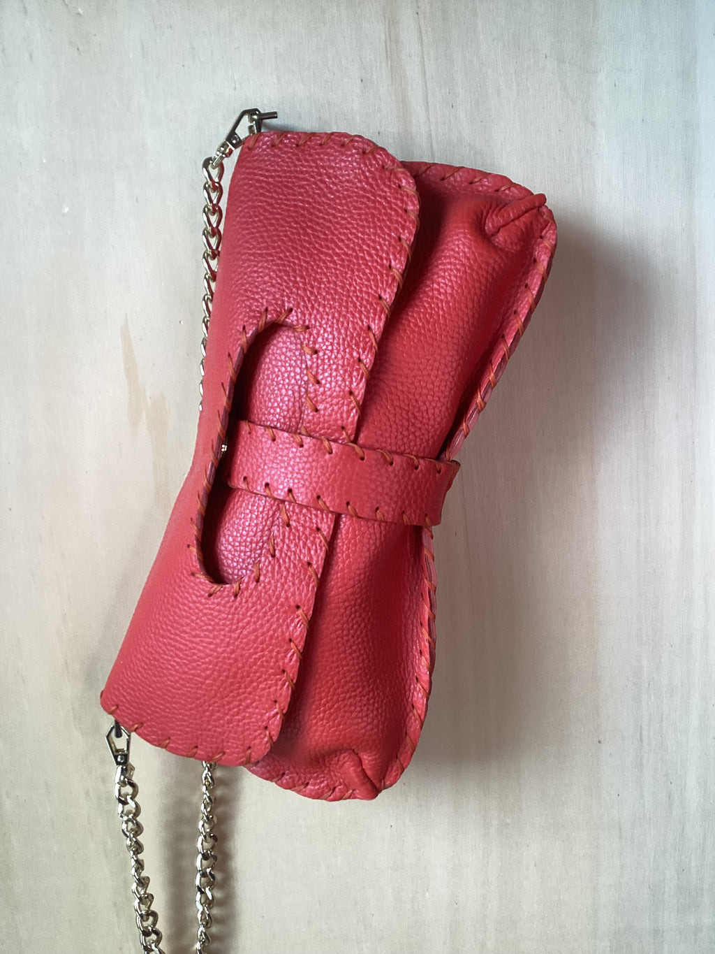 Borsa artigianale in pelle color coccio con catena metallica firmata Gemelle Toscane borse artigianali