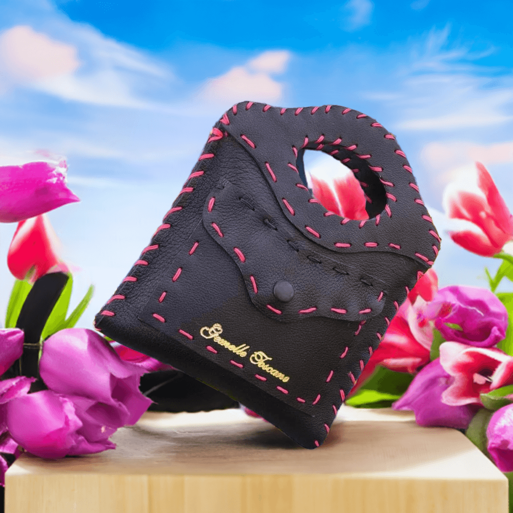Borsa artigianale in pelle nera con cuciture rosa e manico a forma di anello