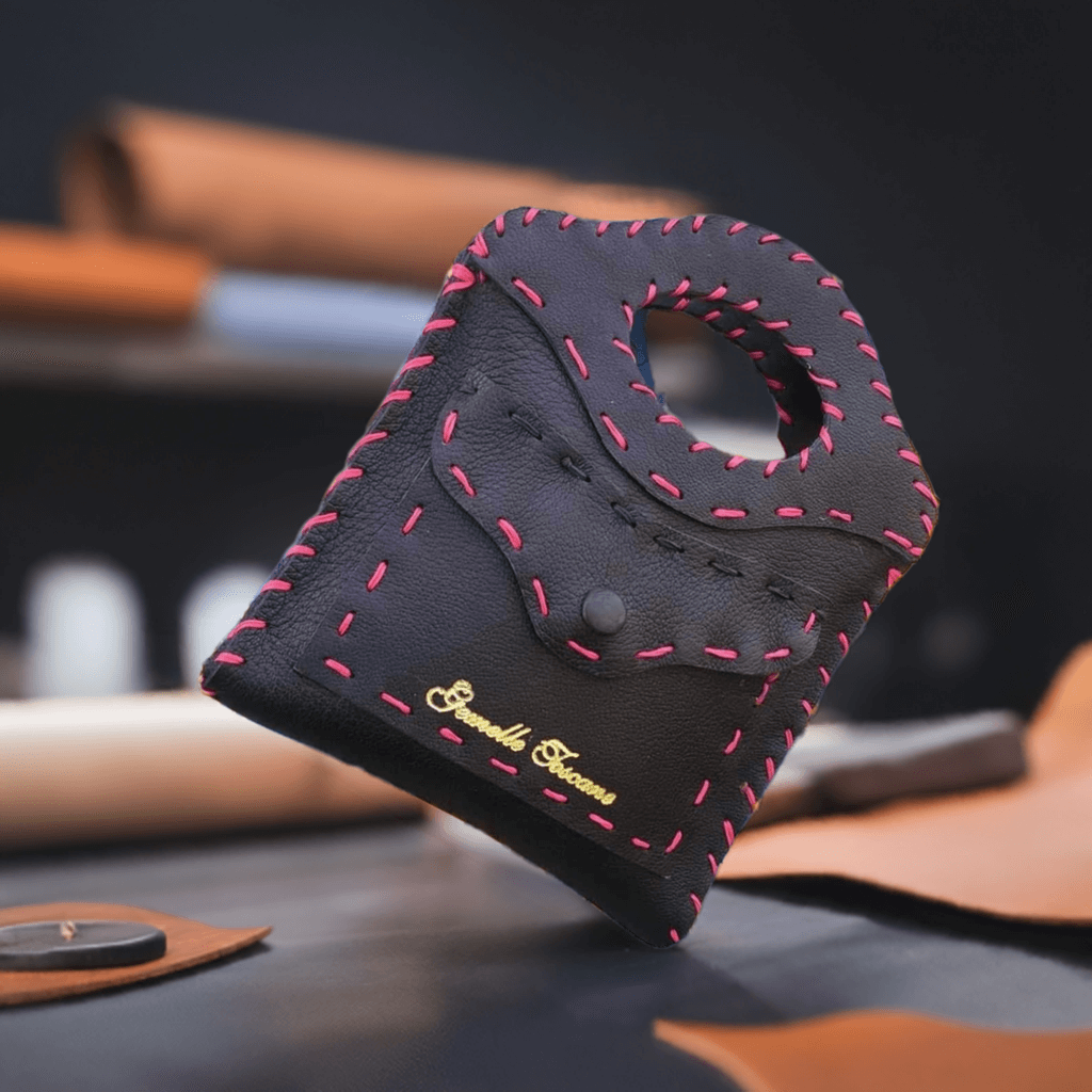 Borsa artigianale in pelle nera con cuciture rosa di Gemelle Toscane, ideale per uso quotidiano