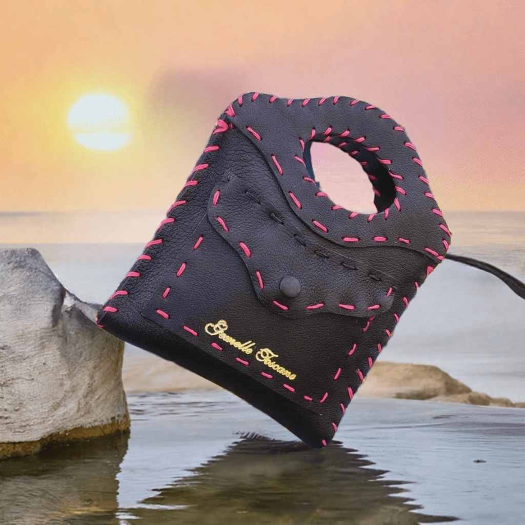 Borsa artigianale in pelle nera con dettagli in filo rosa di Gemelle Toscane, ideale per stili casual