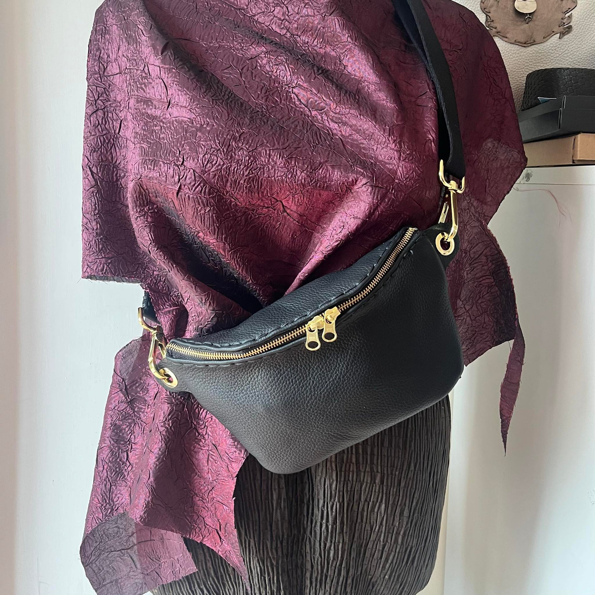 Borsa monospalla pelle nera di Gemelle Toscane con dettagli in oro e design elegante