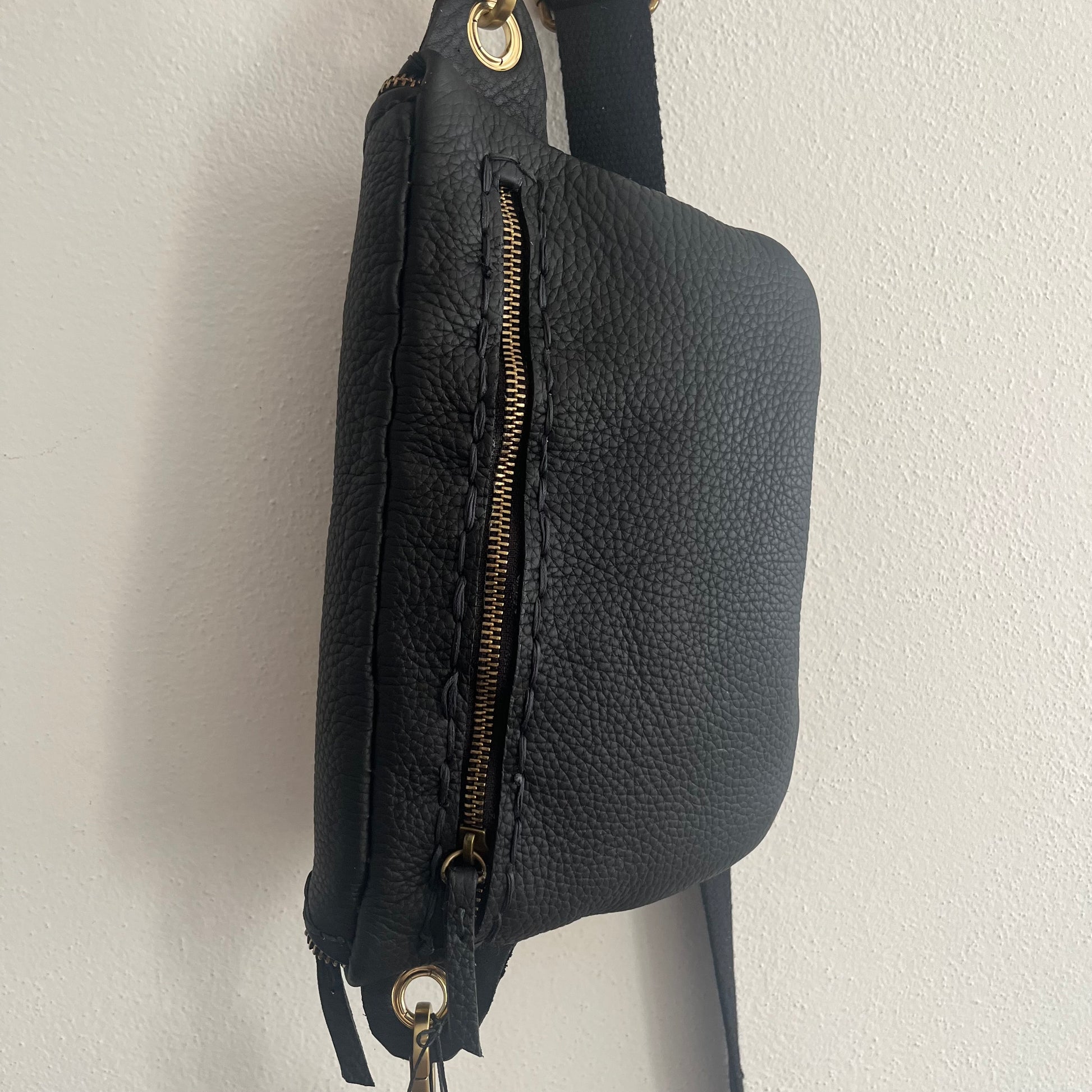 Borsa monospalla pelle nera di Gemelle Toscane con design elegante e chiusura a zip in oro