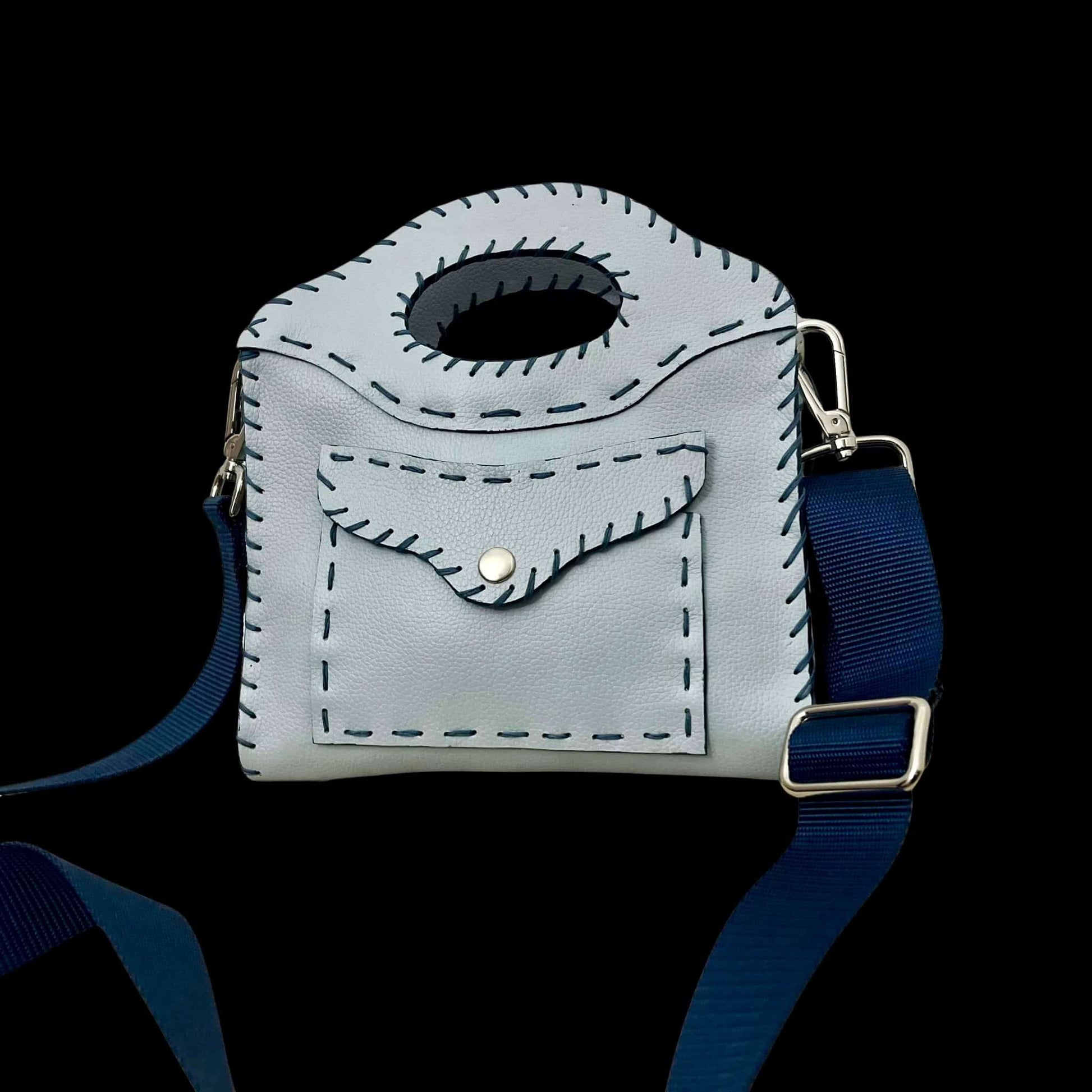 Borsa tracolla in pelle artigianale di Gemelle Toscane con dettaglio cuciture a vista e manico unico