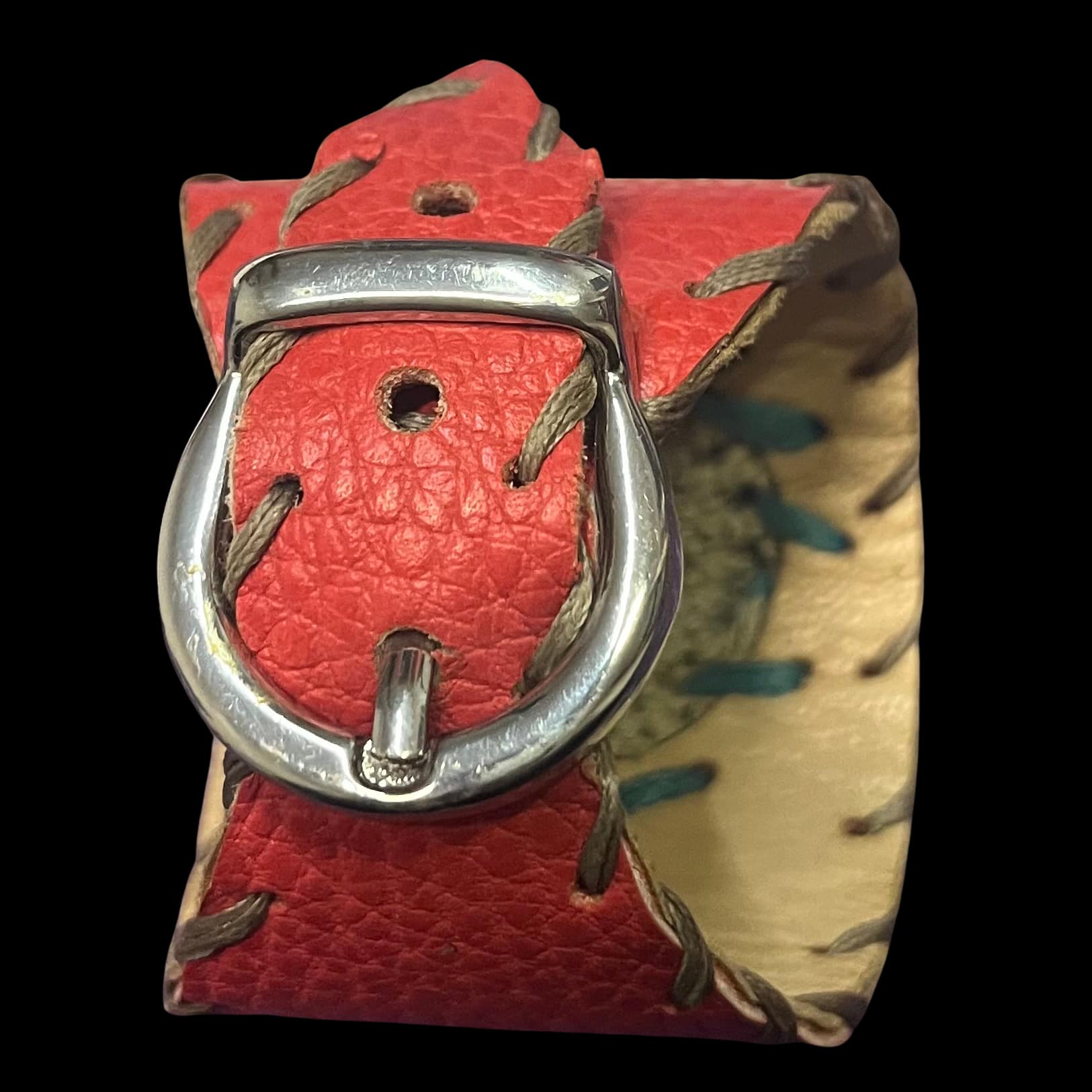 Bracciale artigianale pelle ed uncinetto in rosso con chiusura metallica per uno stile unico