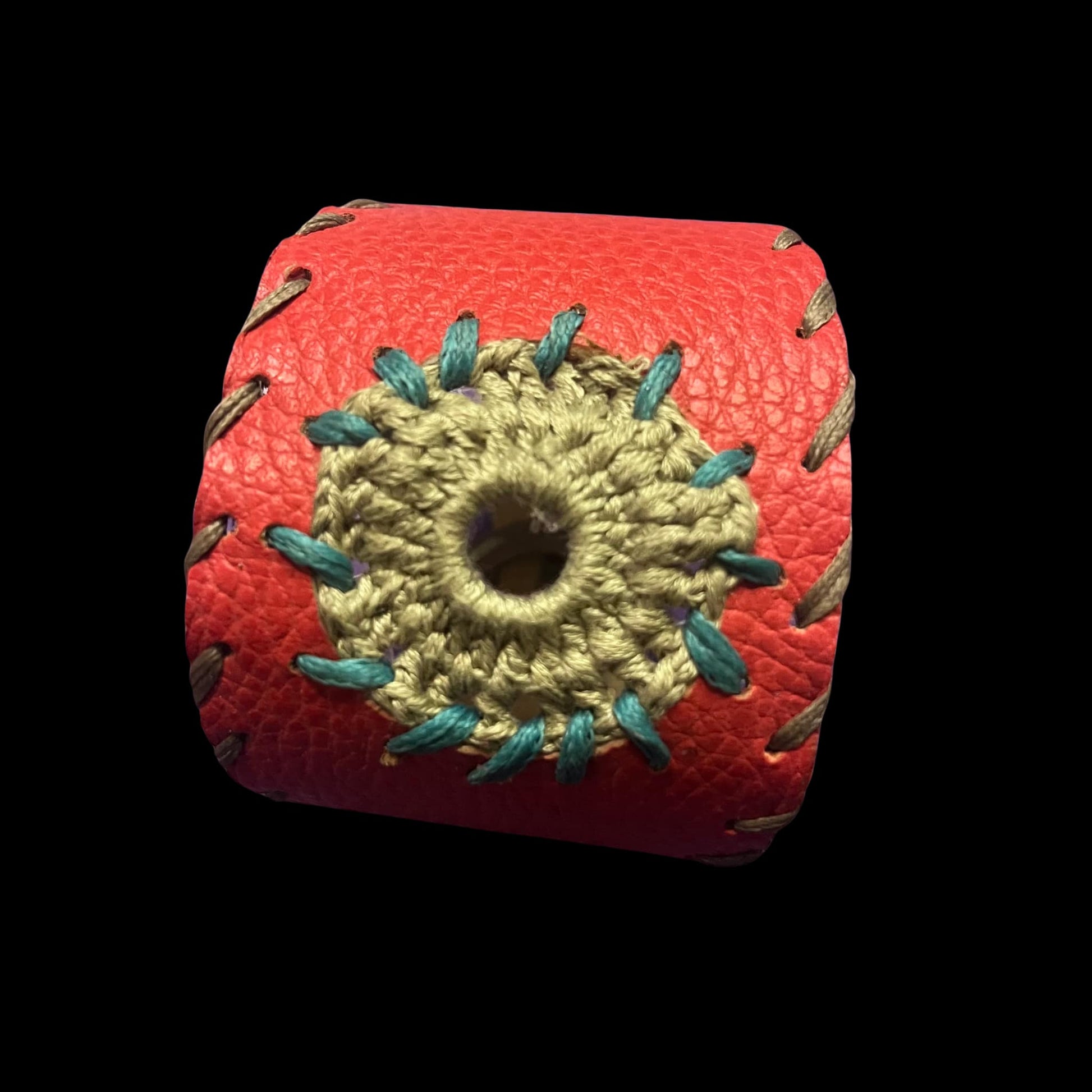 Bracciale artigianale pelle ed uncinetto con dettagli colorati e design unico di Gemelle Toscane