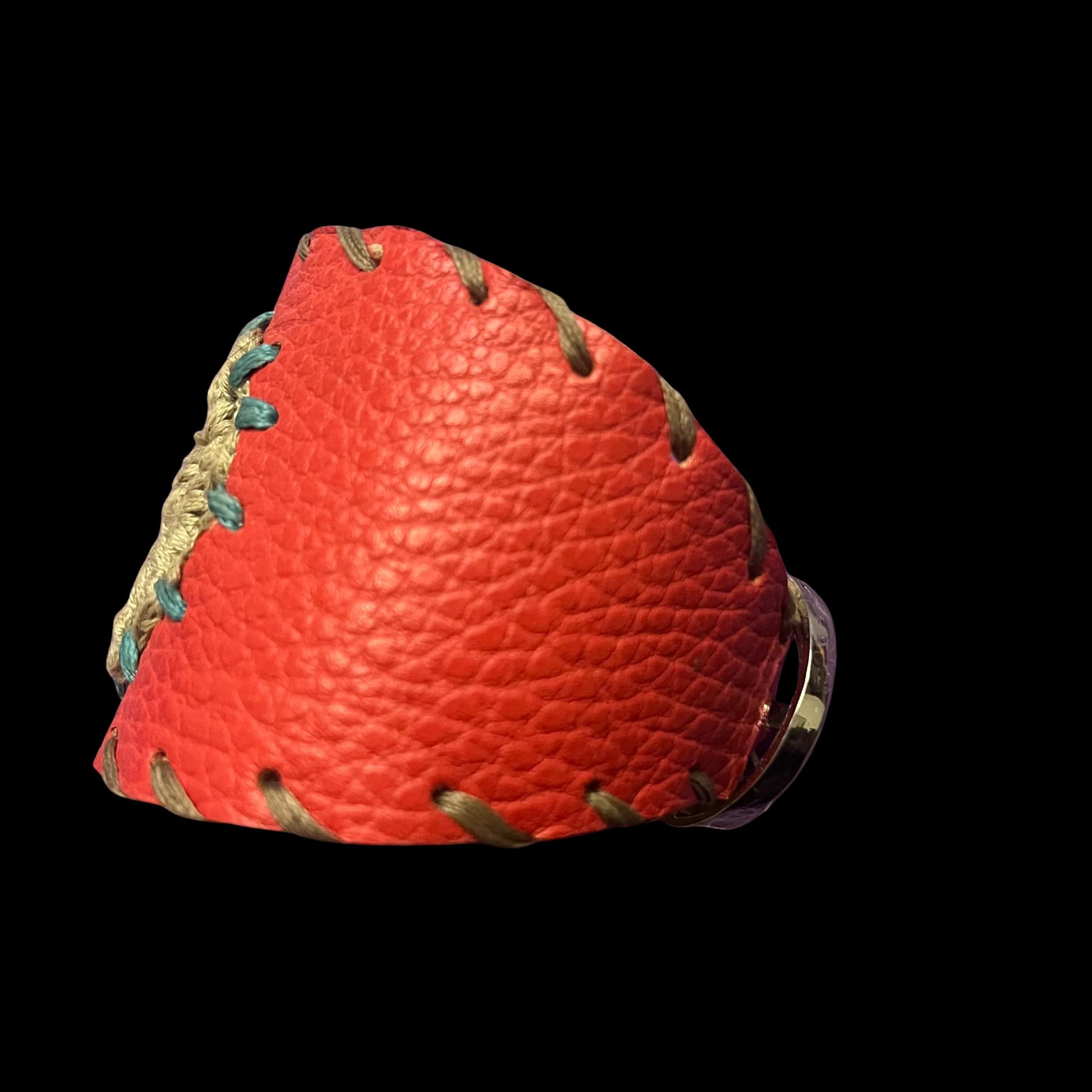 Bracciale artigianale pelle ed uncinetto in rosso con dettagli colorati, realizzato da Gemelle Toscane.