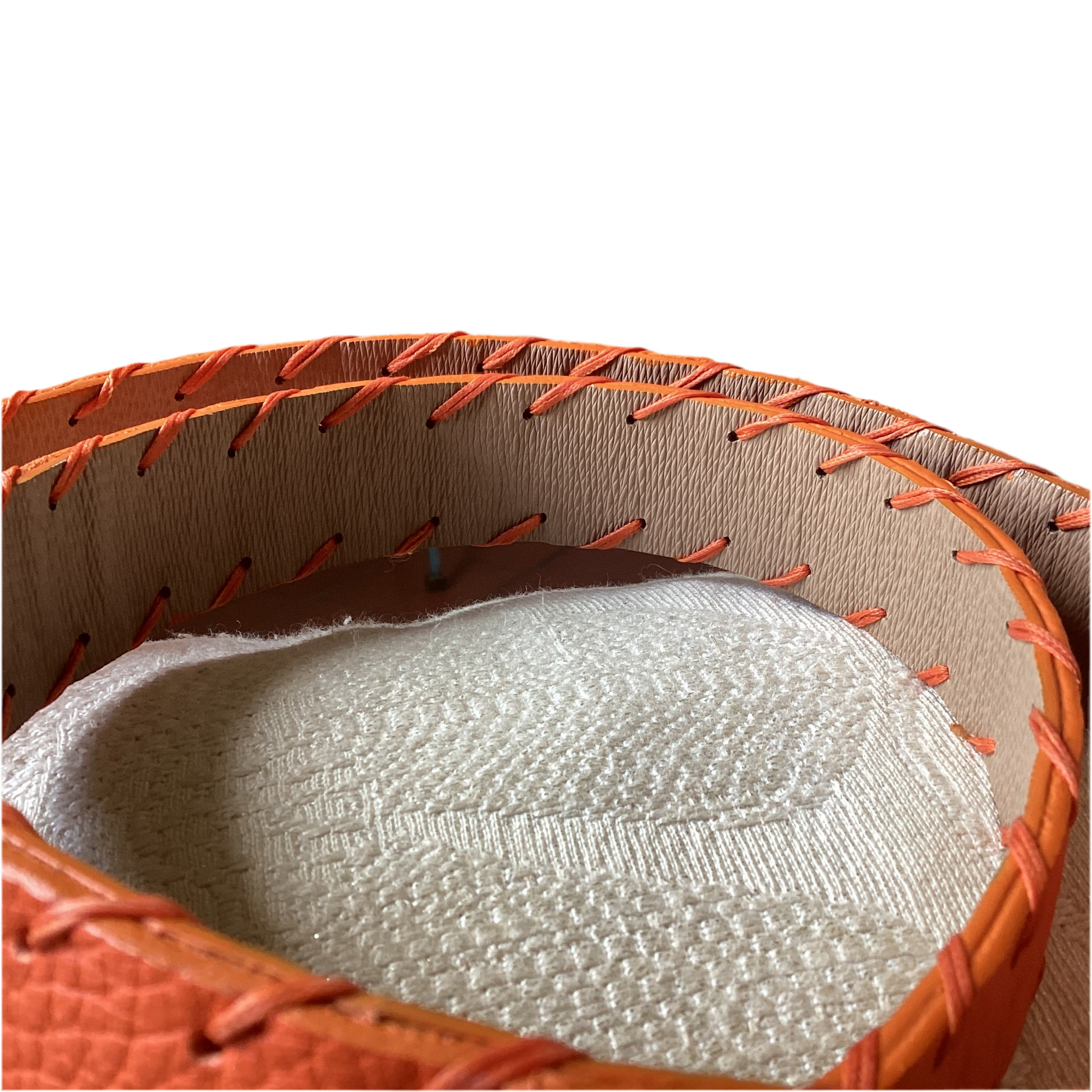 Cintura artigianale arancione in pelle con dettagli intrecciati per un look elegante