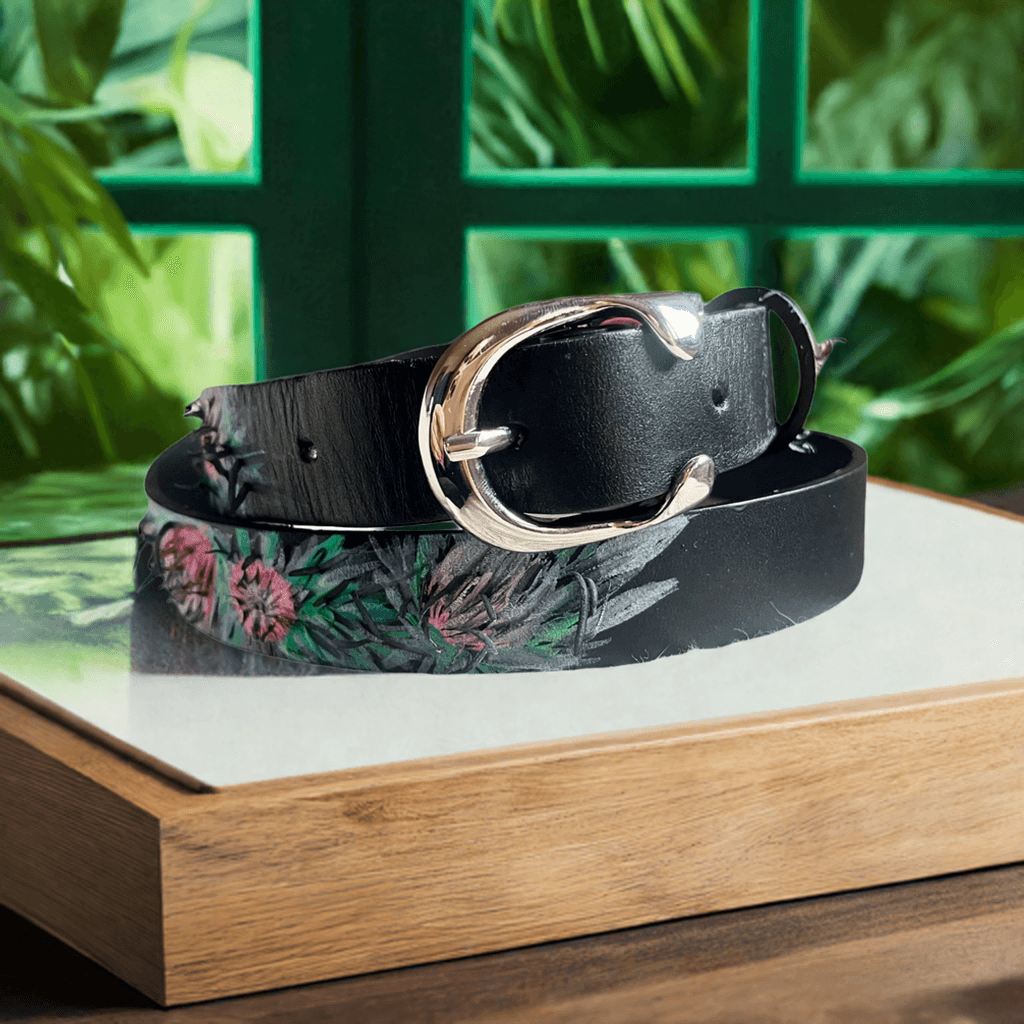 Cintura in cuoio artigianale nera con fibbia argentata e design floreale per un tocco unico