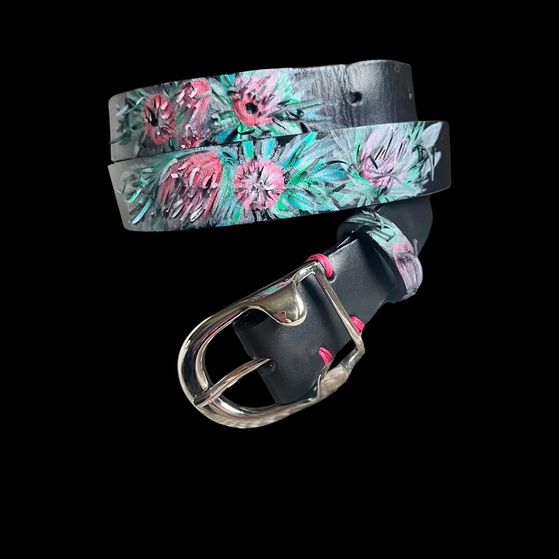 Cintura in cuoio artigianale con dettagli floreali colorati e fibbia in metallo per un look unico