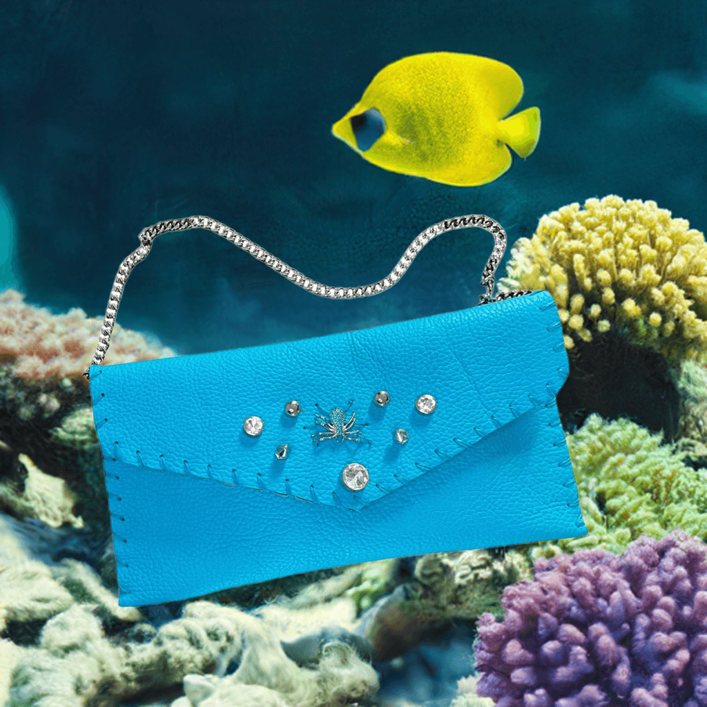 Pochette artigianale in pelle bottalata turchese.