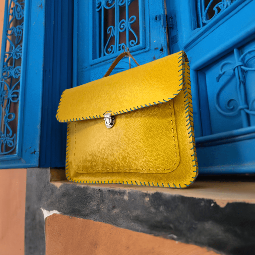 Cartella a tracolla gialla. Handcrafted bag, Yellow leather briefcase with leather handle.