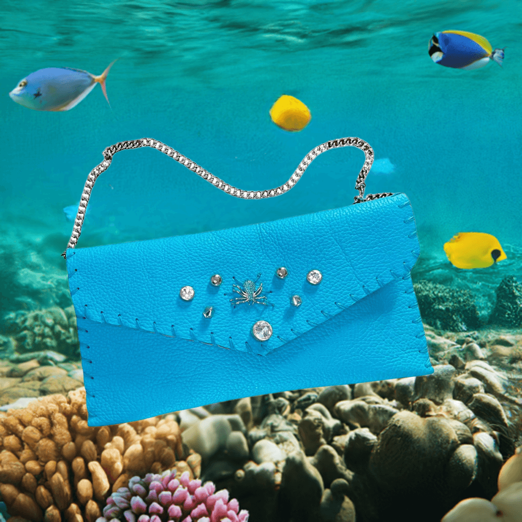 Pochette artigianale in pelle bottalata turchese.