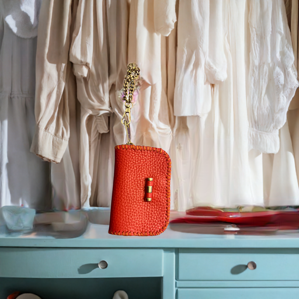 Porta AirPods pelle artigianale di Gemelle Toscane in pelle arancio con chiusura elegante