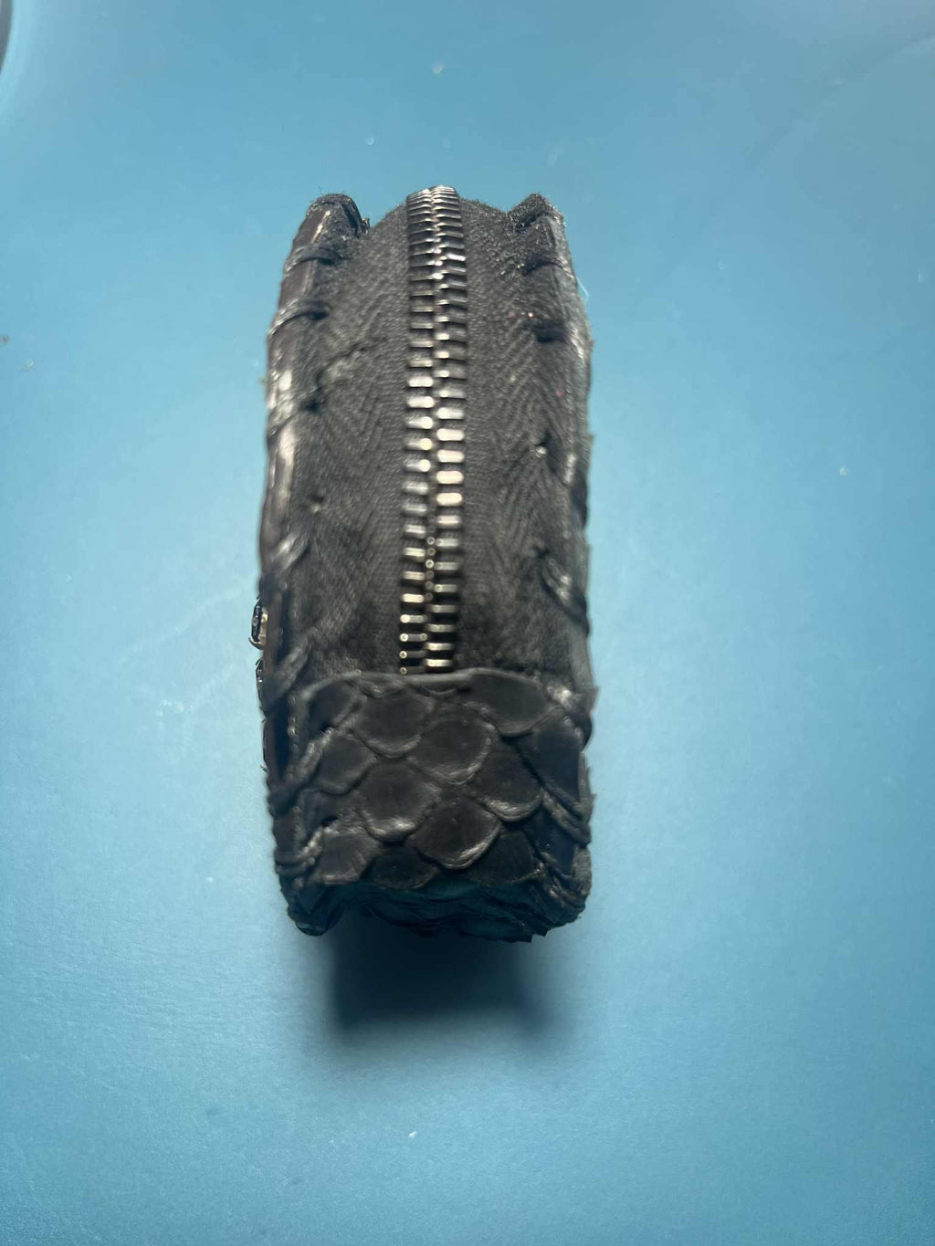 Portamonete artigianale in pelle nera con stampa pitone di Gemelle Toscane con cerniera metallica