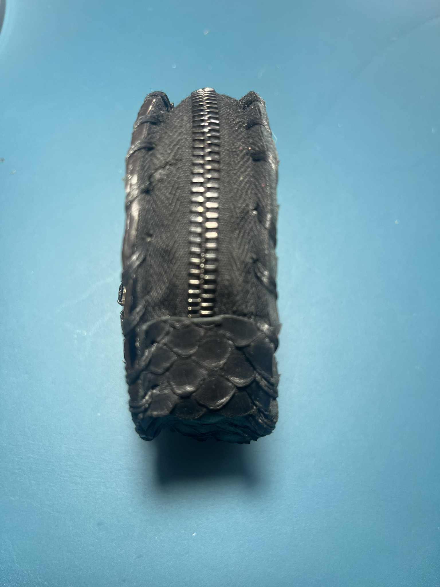 Portamonete artigianale in pelle nera con stampa pitone di Gemelle Toscane con cerniera metallica