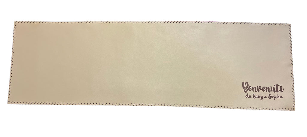 Runner artigianale personalizzato in pelle chiara con scritta benvenuti per arredare la tua casa